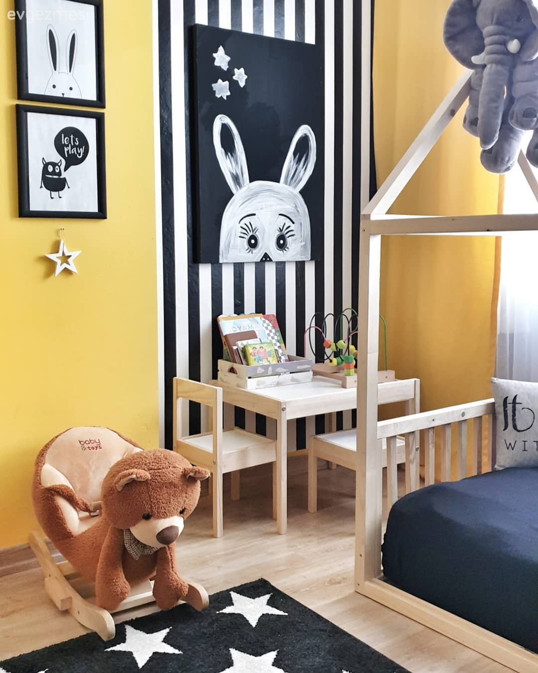 Çocuk Odası, Gri, Sarı, Siyah, Beyaz, Duvar dekorasyonu, Ahşap Mobilya, Çocuk odası halısı, Çizgili desen, Desenler, Çizgili duvar kağıdı, Tablo, Çocuk odası çalışma masası, Tabure