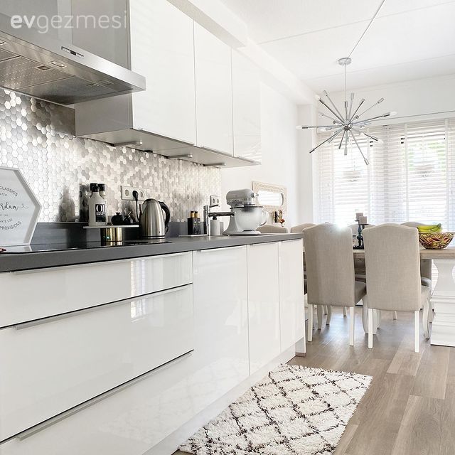 Mutfak, Beyaz mutfak, Beyaz, Siyah, Siyah tezgah, Mutfak tezgahı, Mutfak tezgah arası, Mutfak halısı, Yemek odası avizesi, Sandalye