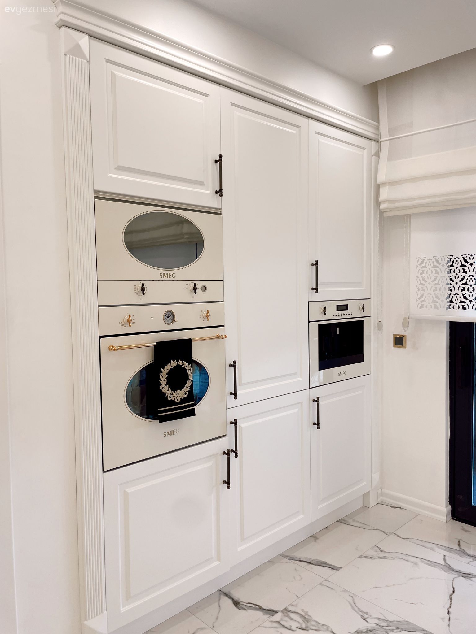 Mutfak, Country mutfak, Beyaz, Siyah, Shaker kapaklı dolaplar, Ankastre, Mutfak perdesi, Mutfak zemin seramikleri, Spot aydınlatma, Aydınlatma