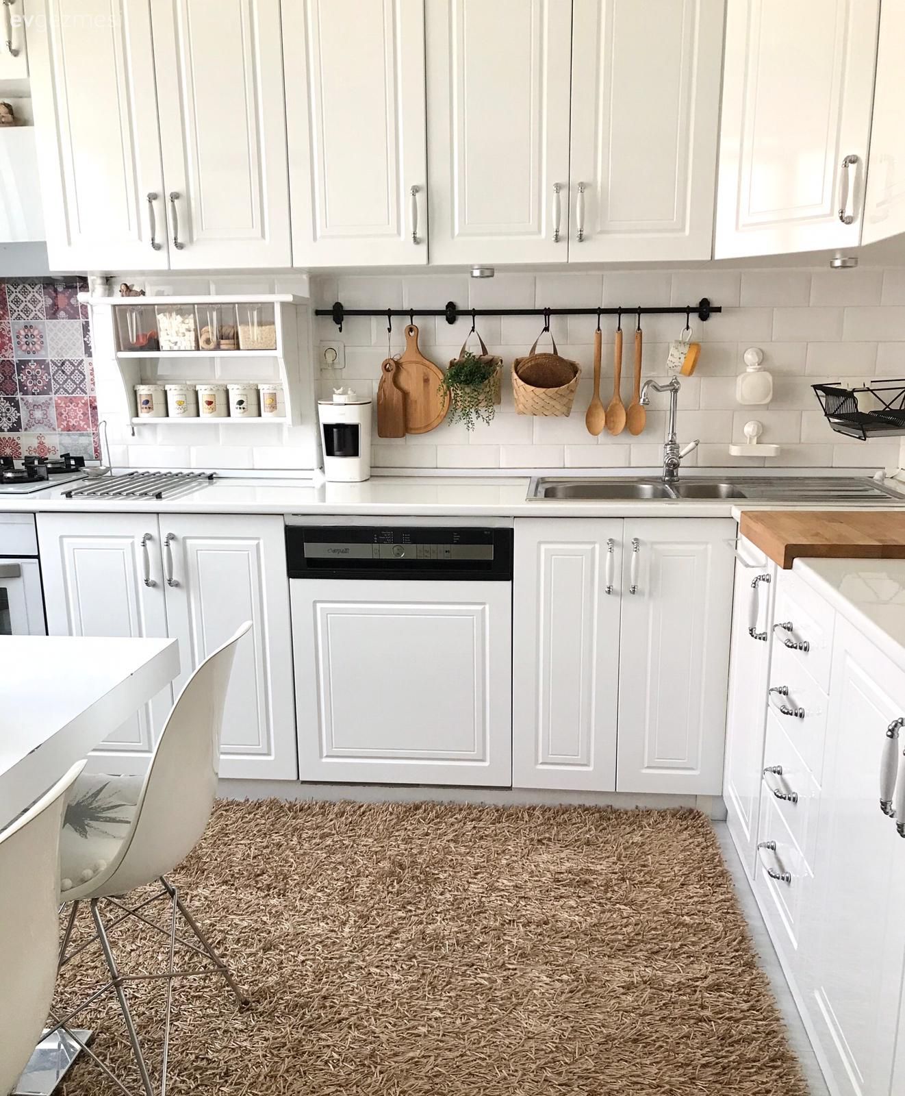 Mutfak, Beyaz mutfak, Mutfak tezgahı, Mutfak tezgah arası, Tezgah arası seramik, Mutfak halısı, Vizon, Mutfak masası, Sandalye, Shaker kapaklı dolaplar