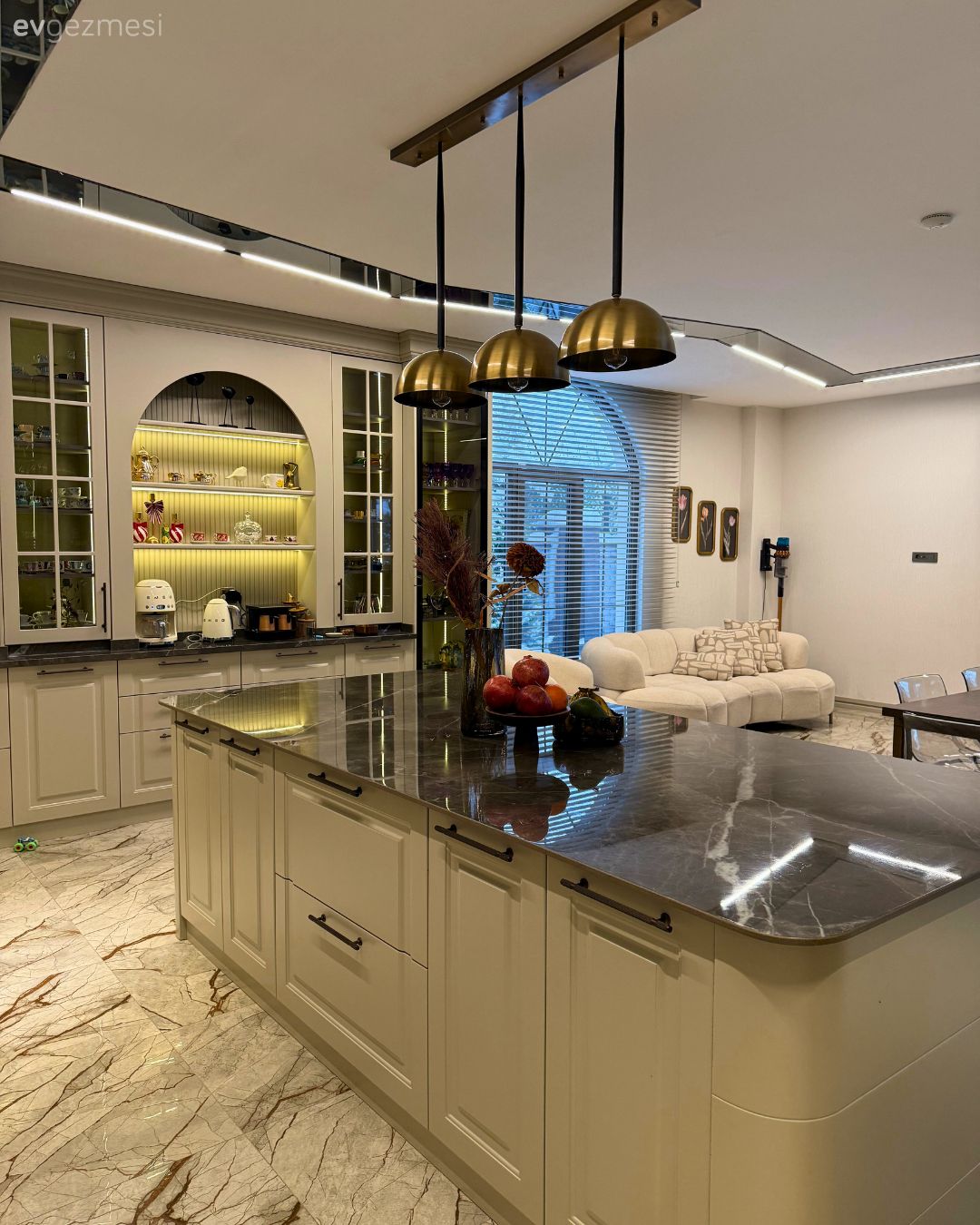 Mutfak, Modern mutfak, Krem, Bej, Beyaz, Siyah, Ada mutfak, Shaker kapaklı dolaplar, Mutfak zemin seramikleri, Kahve köşesi, Mutfak Avize Modelleri, Dekoratif Objeler, Mutfak aksesuarları, Mutfak tezgahı