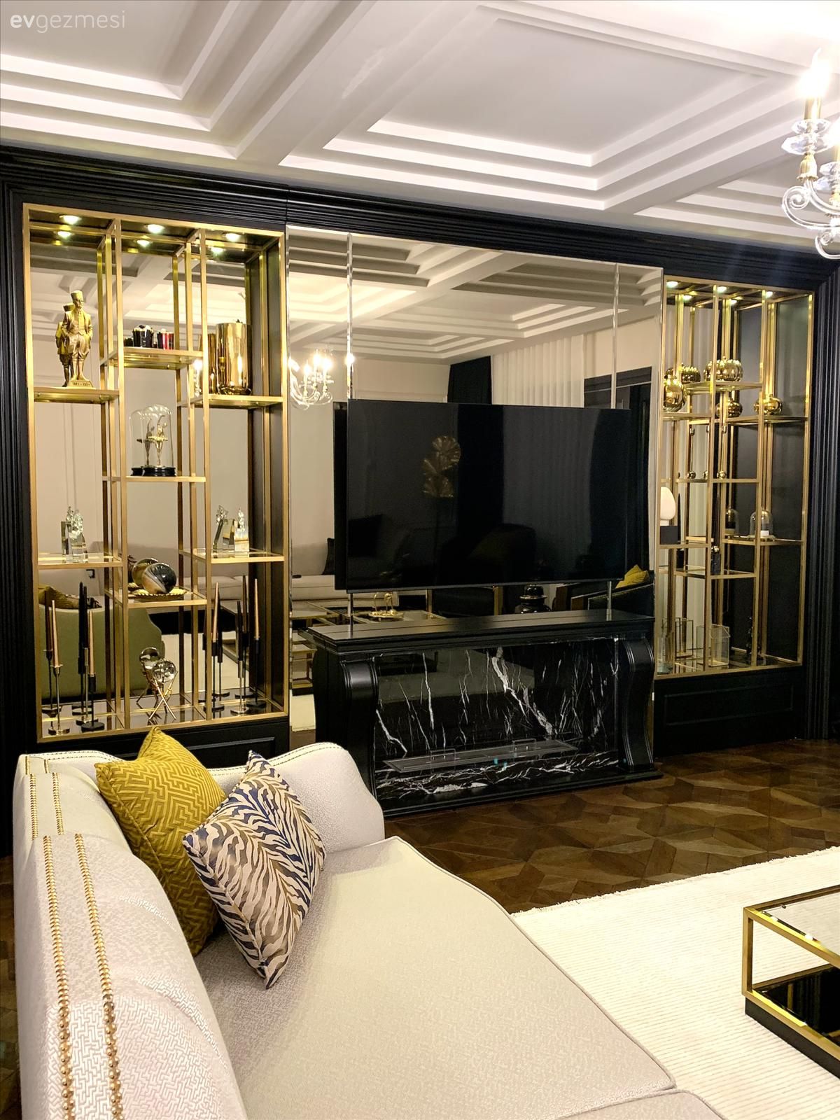 Salon, Art deko, Beyaz, Siyah, Altın, Koltuk takımı, Orta sehpa, Sehpa, Dekoratif Objeler, Tv ünitesi, Tv ünitesi aksesuarları, Ev Aksesuar, Avize, Aydınlatma, Duvar çıtalama