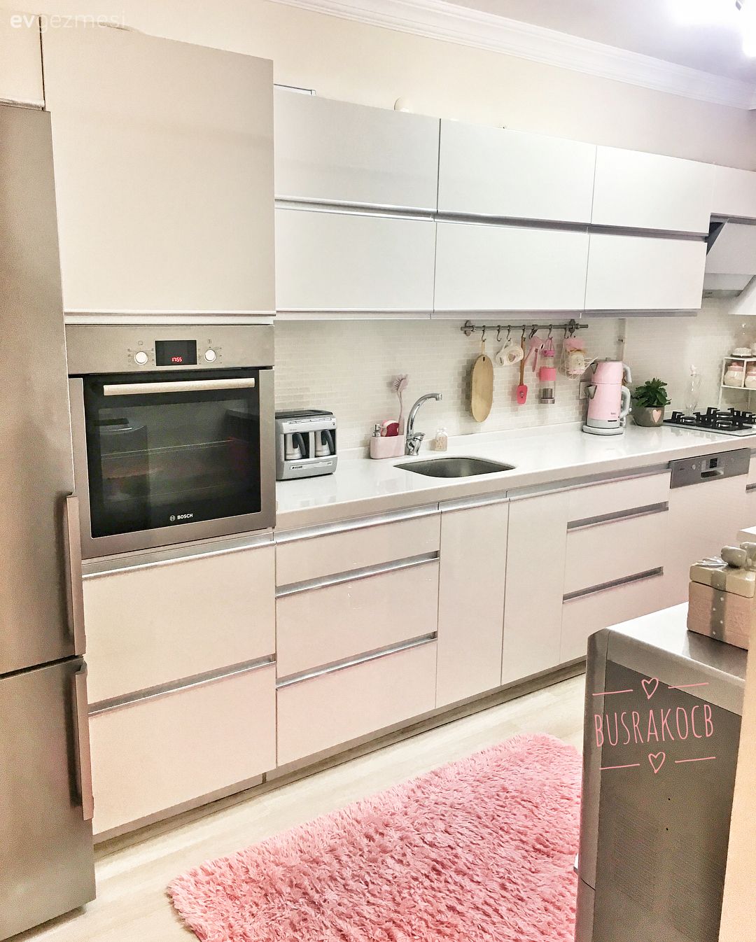 Beyazla Ferahlayan Bu Mutfağın Gönlü Pembede