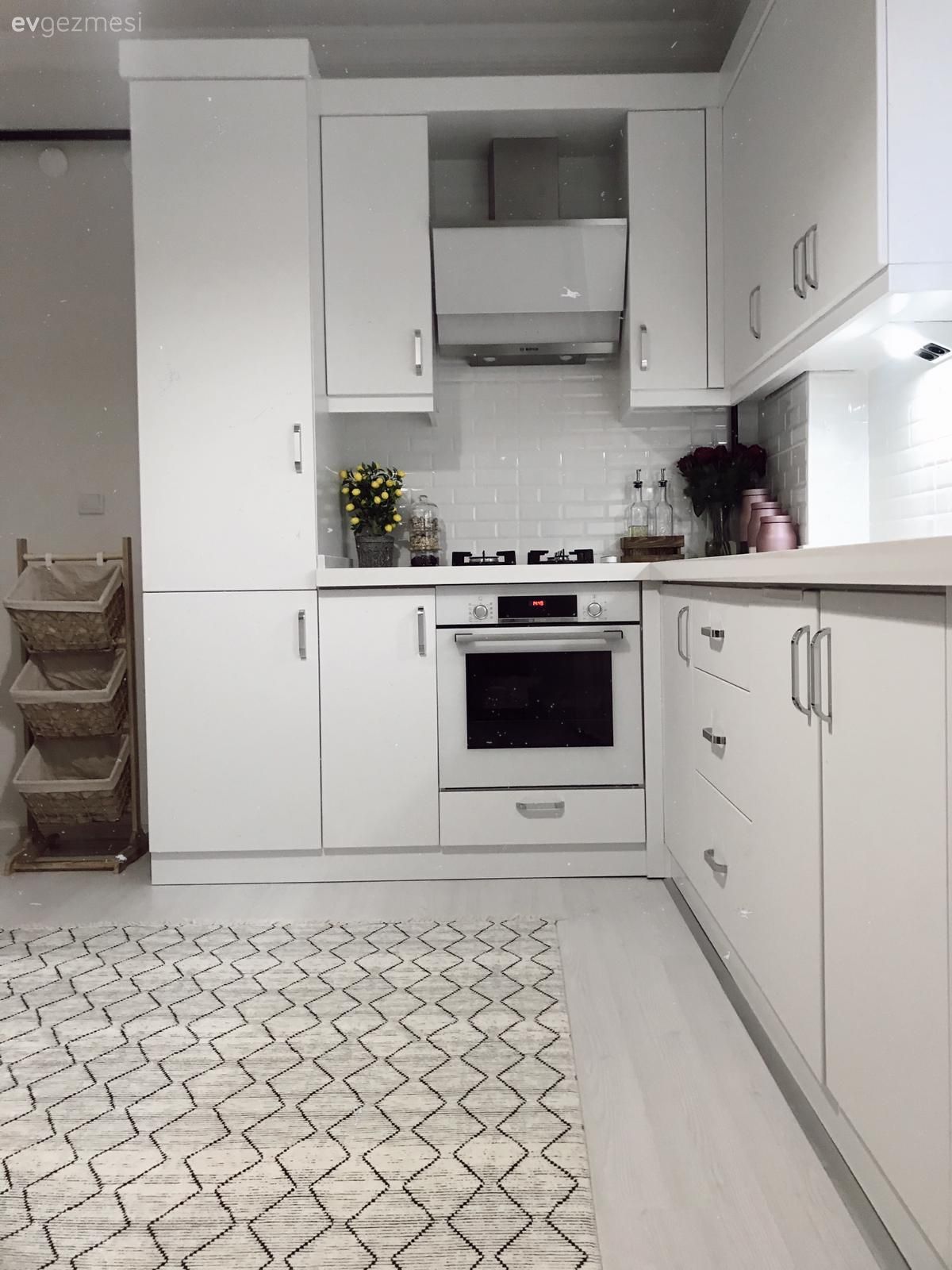 Mutfak, Beyaz mutfak, İskandinav, Beyaz, Siyah, Mutfak tezgahı, Mutfak tezgah arası, Tezgah arası seramik, Mutfak perdesi, Stor perde, Mutfak Avize Modelleri, Mutfak halısı, Metal sandalye, Sandalye, Mutfak masası, Ankastre