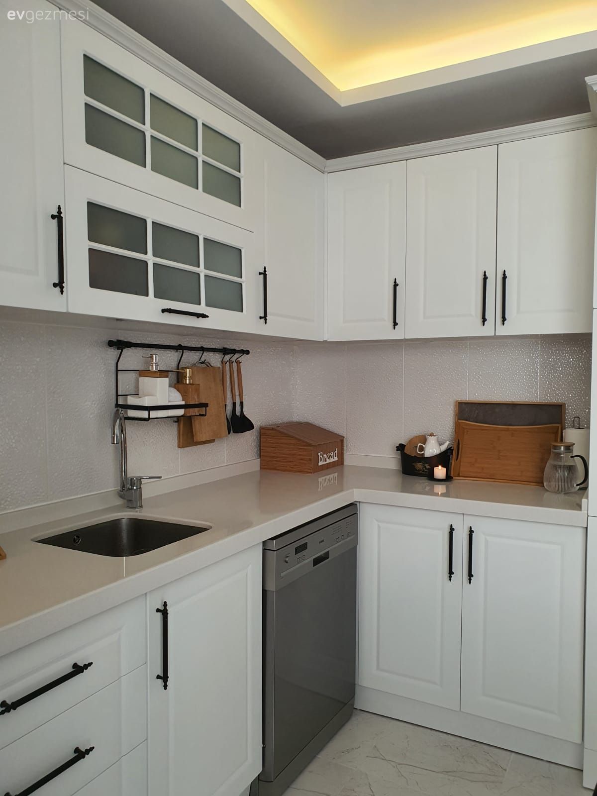 Mutfak, Beyaz mutfak, Mutfak tezgahı, Mutfak tezgah arası, Tezgah arası seramik, Led aydınlatma, Aydınlatma