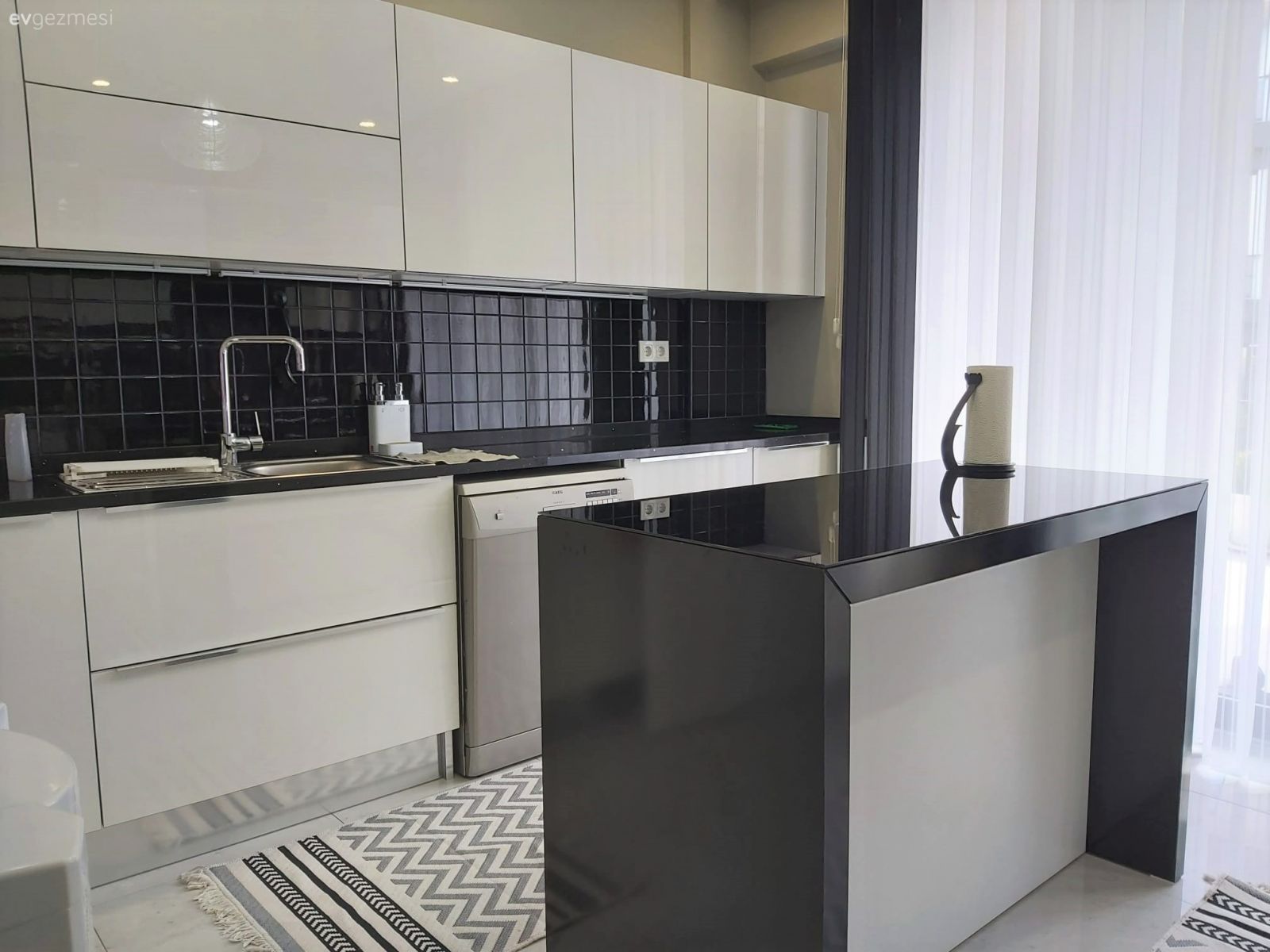 Mutfak, Beyaz, Siyah, Modern mutfak, Ada mutfak, Mutfak tezgahı, Mutfak tezgah arası, Tezgah arası seramik, Ankastre, Mutfak zemin seramikleri, Mutfak halısı, Mutfak perdesi