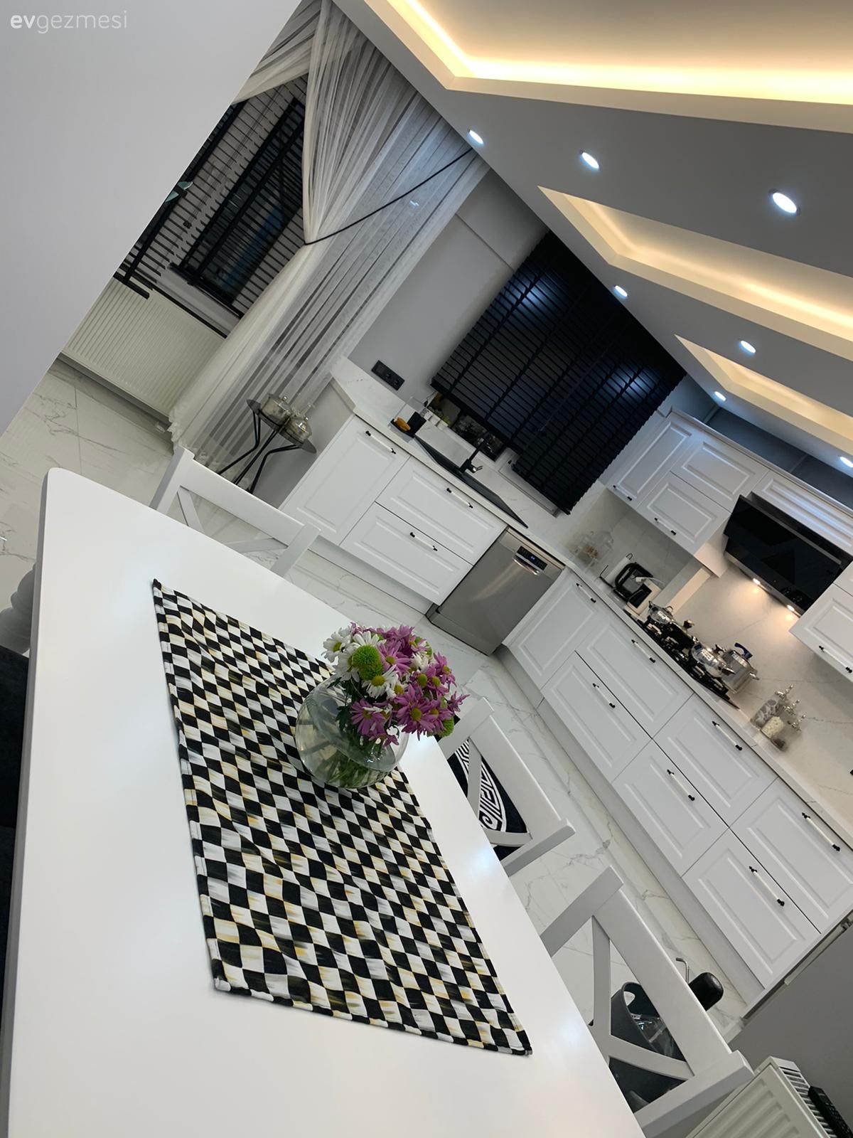 Mutfak, Beyaz, Siyah, Büyük mutfak, Mutfak tezgahı, Mutfak tezgah arası, Tezgah arası seramik, Mutfak perdesi, Mutfak zemin seramikleri, Yuvarlak halı, Halı, Tül perde, Perde, Tavan dekorasyon, Led aydınlatma, Aydınlatma, Sandalye, Mutfak masası, Shaker kapaklı dolaplar