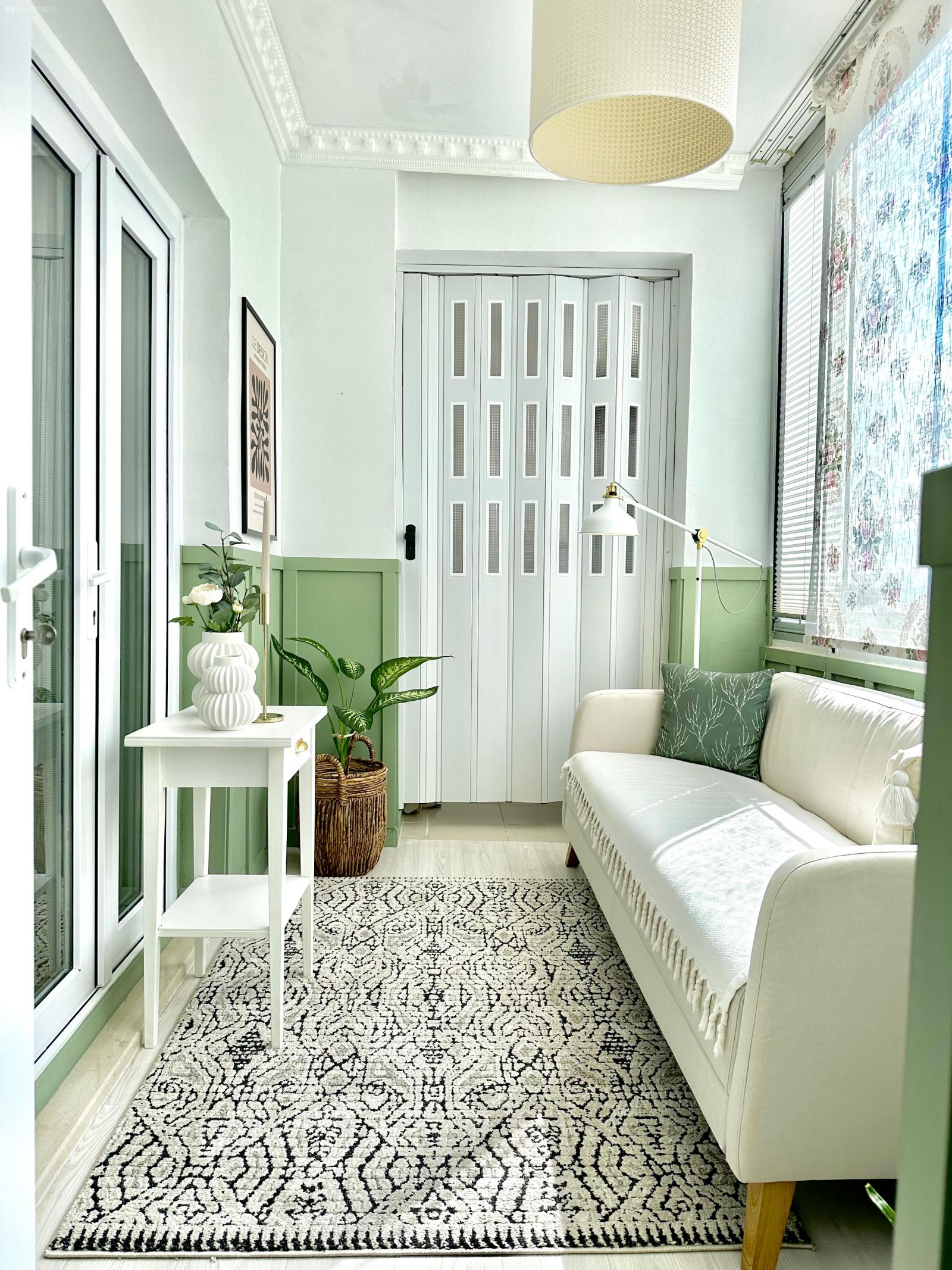 Bu Samimi Country Evin Balkonunun da İçeriden Farkı Yok!