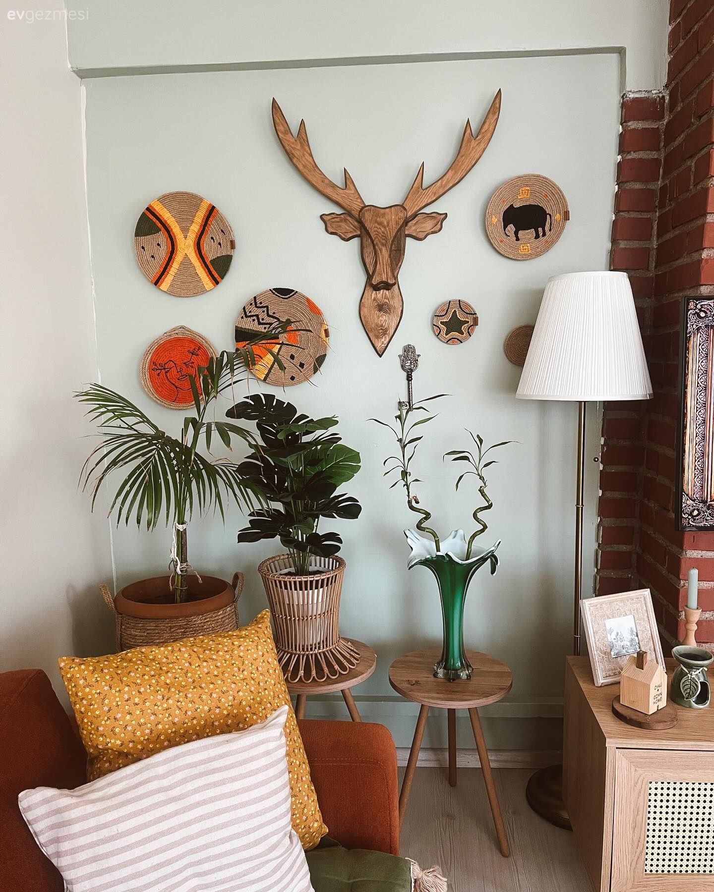 Bu Bohem Dekorda Salonun Yüksek Enerjisini Mutfak Dengeliyor!