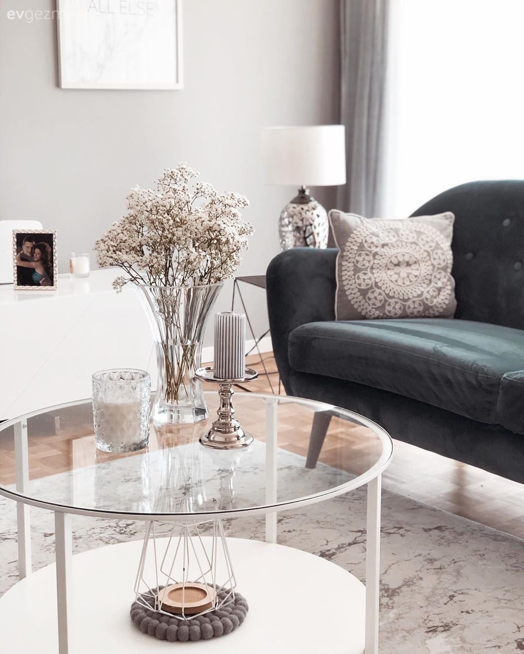 Koltuk takımı, Yeşil, Beyaz, Kırlent, Ev tekstili, Abajur, Aydınlatma, Yuvarlak sehpa, Sehpa, Vazo, Ev Aksesuar, Çiçekler, Tablo, Duvar dekorasyonu, Tv ünitesi, Sehpa üstü aksesuarı, Halı, Salon halısı, Şamdan