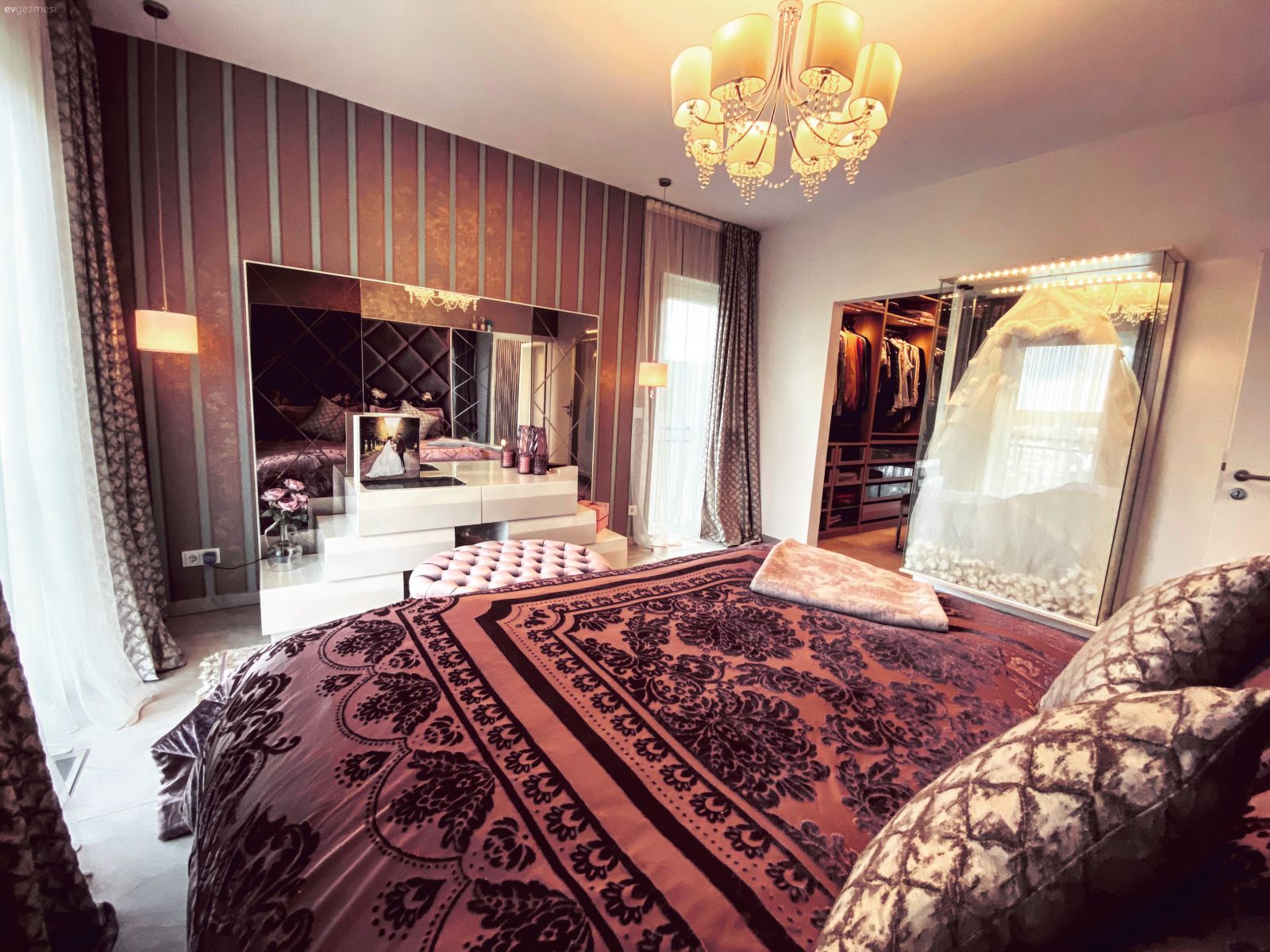 Yatak Odası, Füme, Siyah, Bordo, Yatak başlığı, Yatak örtüsü, Komodin, Fon perde, Perde, Tül perde, Puf, Yatak odası duvar dekorasyonu, Yatak odası avizesi