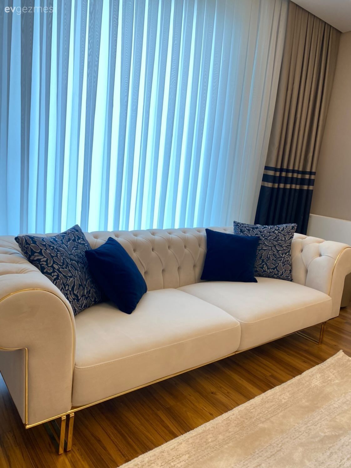 Gri, Parlament mavisi, Beyaz, Kırlent, Ev tekstili, Altın, Beyaz koltuk