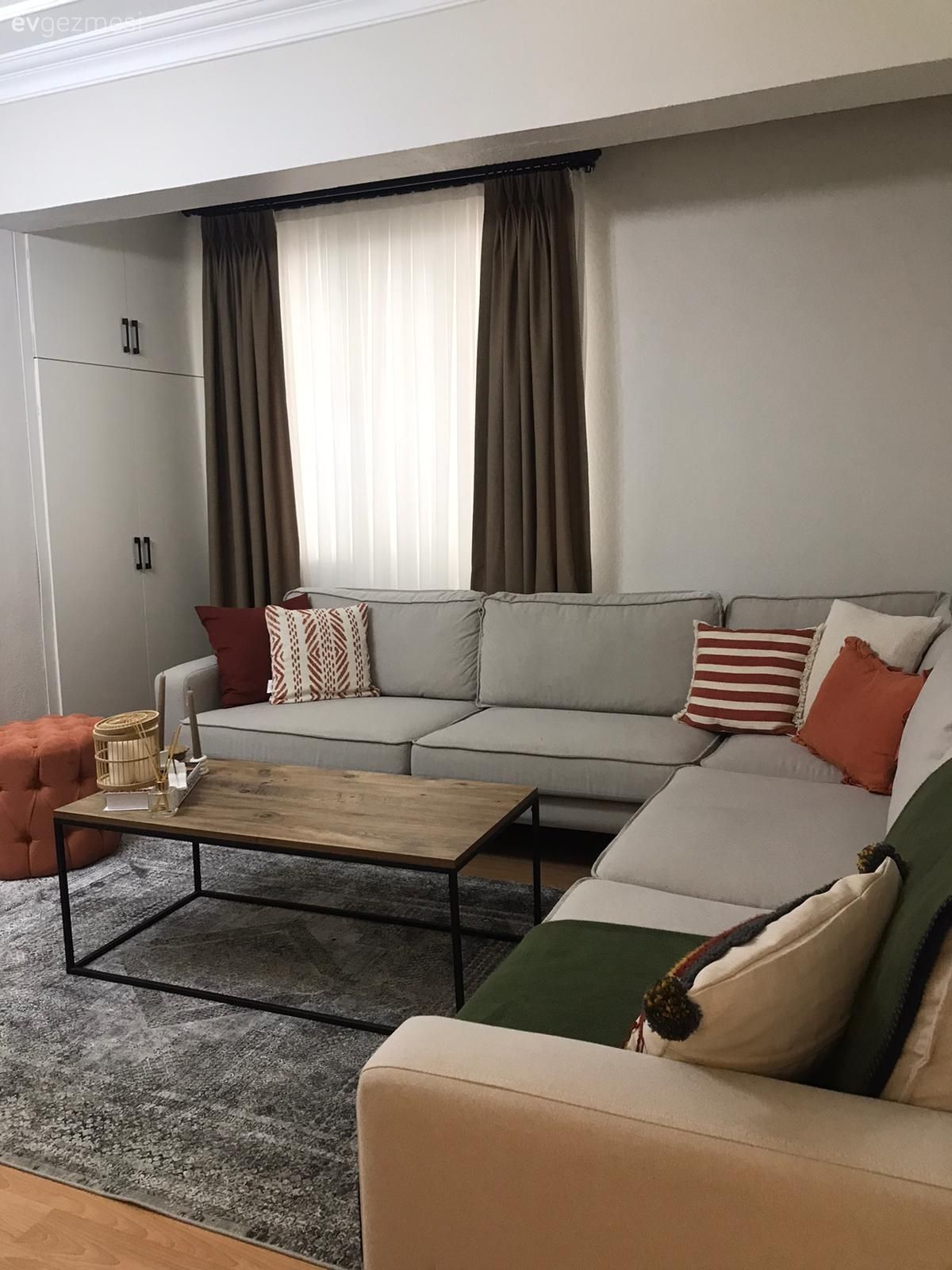 Salon, Bohem Dekorasyon, Gri, Turuncu, Köşe koltuk, Koltuk takımı, Kırlent, Ev tekstili, Fon perde, Perde, Tül perde, Orta sehpa, Sehpa, Halı, Salon halısı, Modern