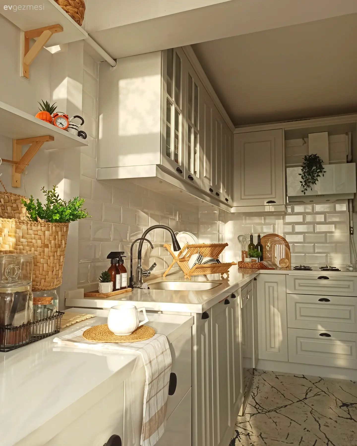 Mutfak, Beyaz, Country mutfak, Shaker kapaklı dolaplar, Mutfak tezgahı, Metro seramik, Seramik, Mutfak tezgah arası, Mutfak aksesuarları