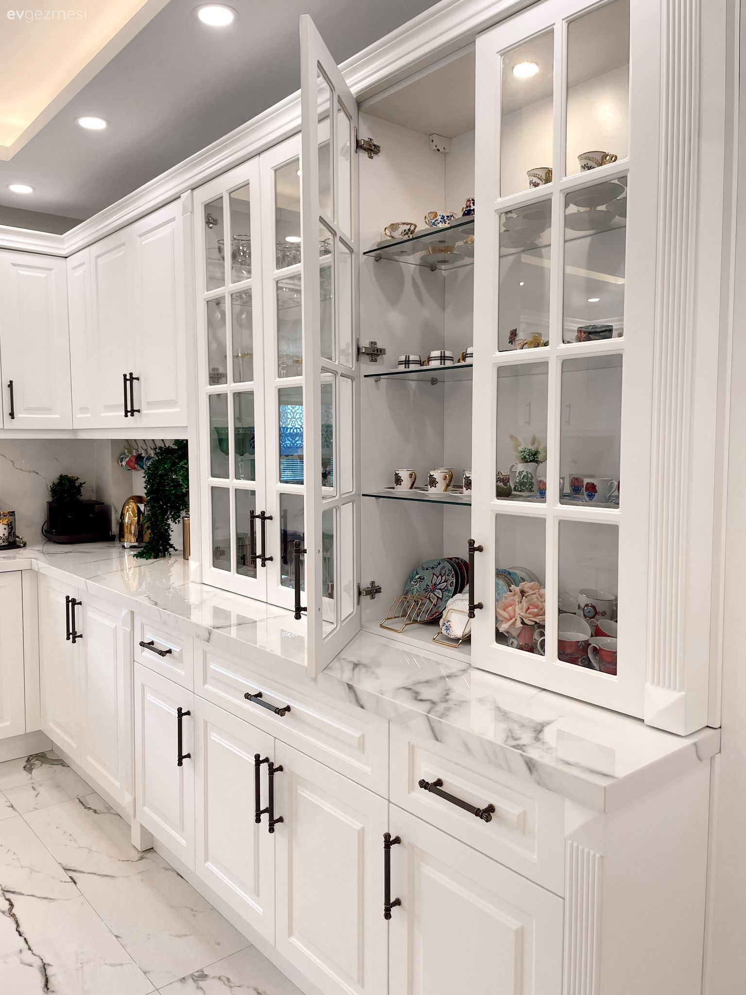 Mutfak, Beyaz, Siyah, Shaker kapaklı dolaplar, Mutfak zemin seramikleri, Mermer, Spot aydınlatma, Aydınlatma, Led aydınlatma, Mutfak aksesuarları