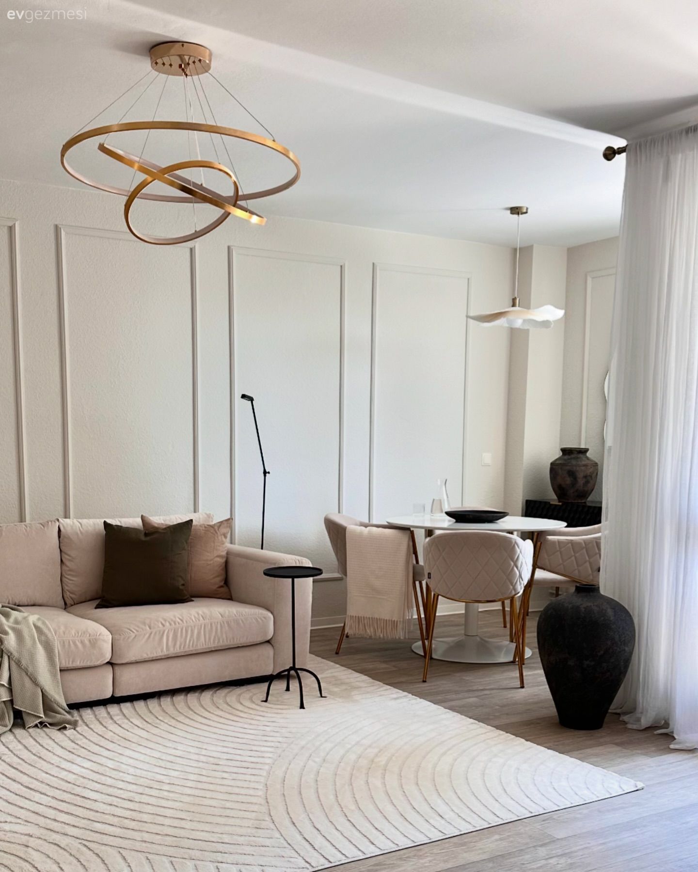 Salon, İskandinav, Modern, Krem, Bej, Beyaz, Kahverengi, Köşe koltuk, Koltuk takımı, Duvar çıtalama, Avize, Aydınlatma, Halı, Salon halısı, Yan sehpa, Sehpa, Dekoratif Objeler, Sandalye, Yemek masası, Altın, Vazo, Ev Aksesuar