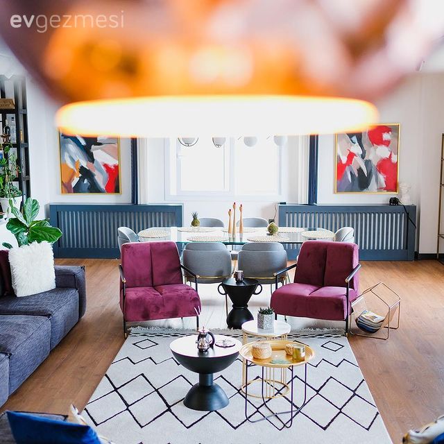 Salon, Eklektik, Modern, Gri koltuk, Koltuk takımı, Berjer, Bordo, Pembe, Kırlent, Ev tekstili, Tablo, Duvar dekorasyonu, Mavi, Ev bitkisi, Yüksek tavanlı ev, Seperatör, Halı, Siyah, Dekoratif Objeler, Salon halısı, Geometrik desen, Desenler, Beyaz, Konsol, Orta sehpa, Sehpa, Yan sehpa, Sandalye