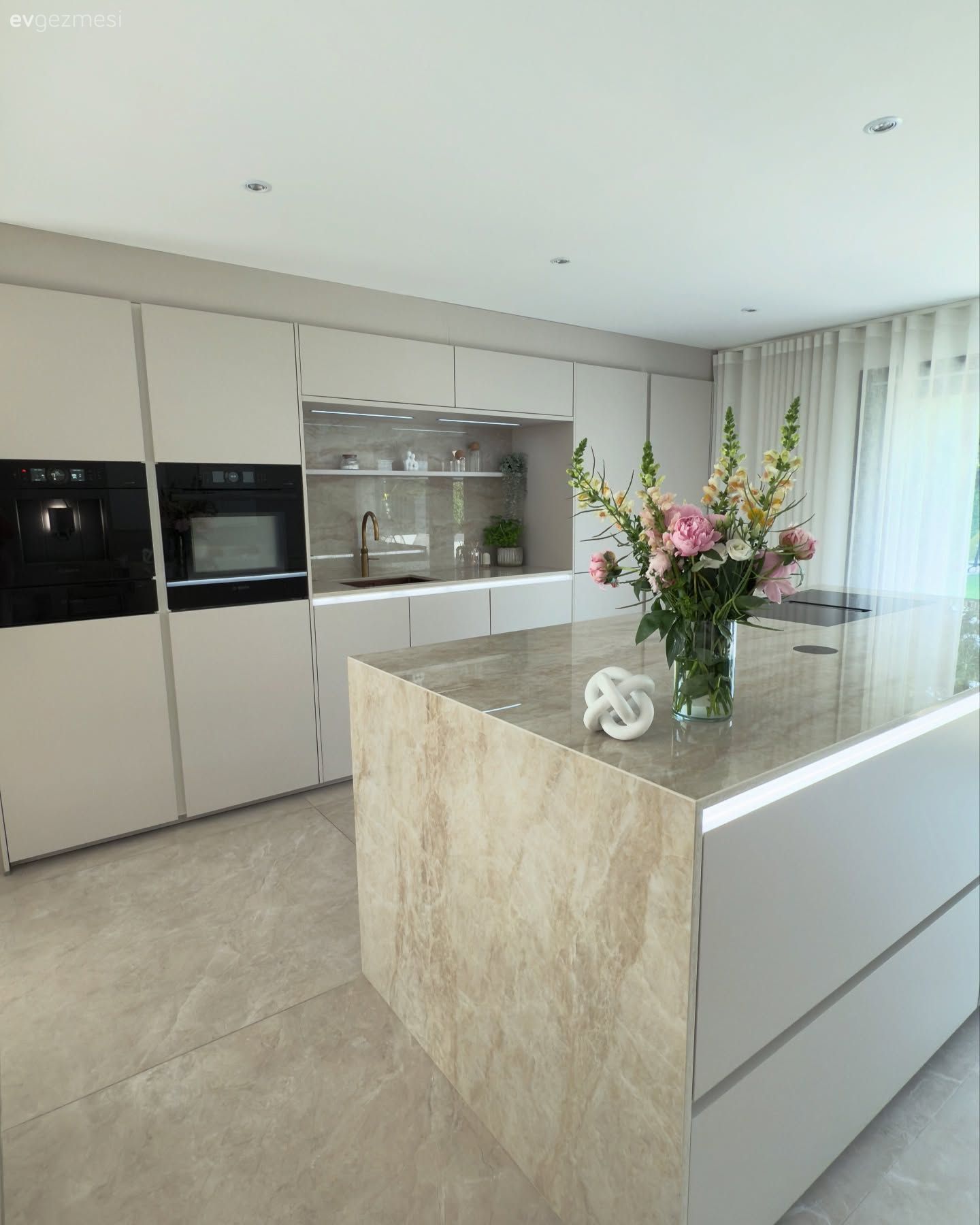 Bu Açık Konsept Evde Modern Tarzın Sevdiği Birçok Detay Var