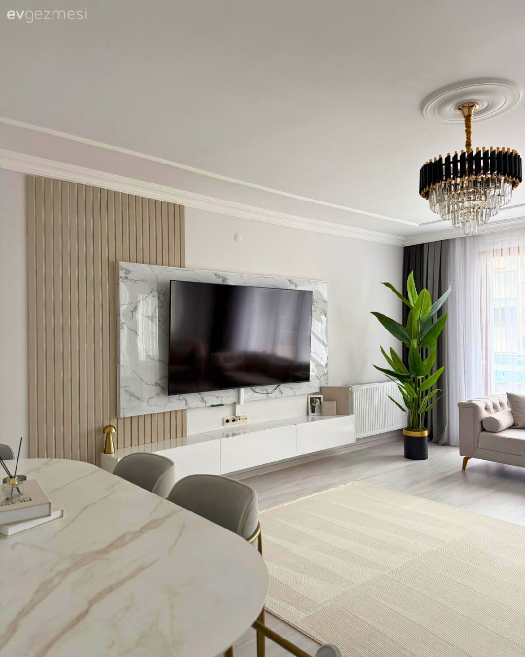 Tv ünitesi, Tv ünitesi aksesuarları, Ev Aksesuar, Duvar çıtalama, Sandalye, Yemek masası, Taşlı avize, Avize, Yemek odası avizesi, Ev bitkisi, Halı