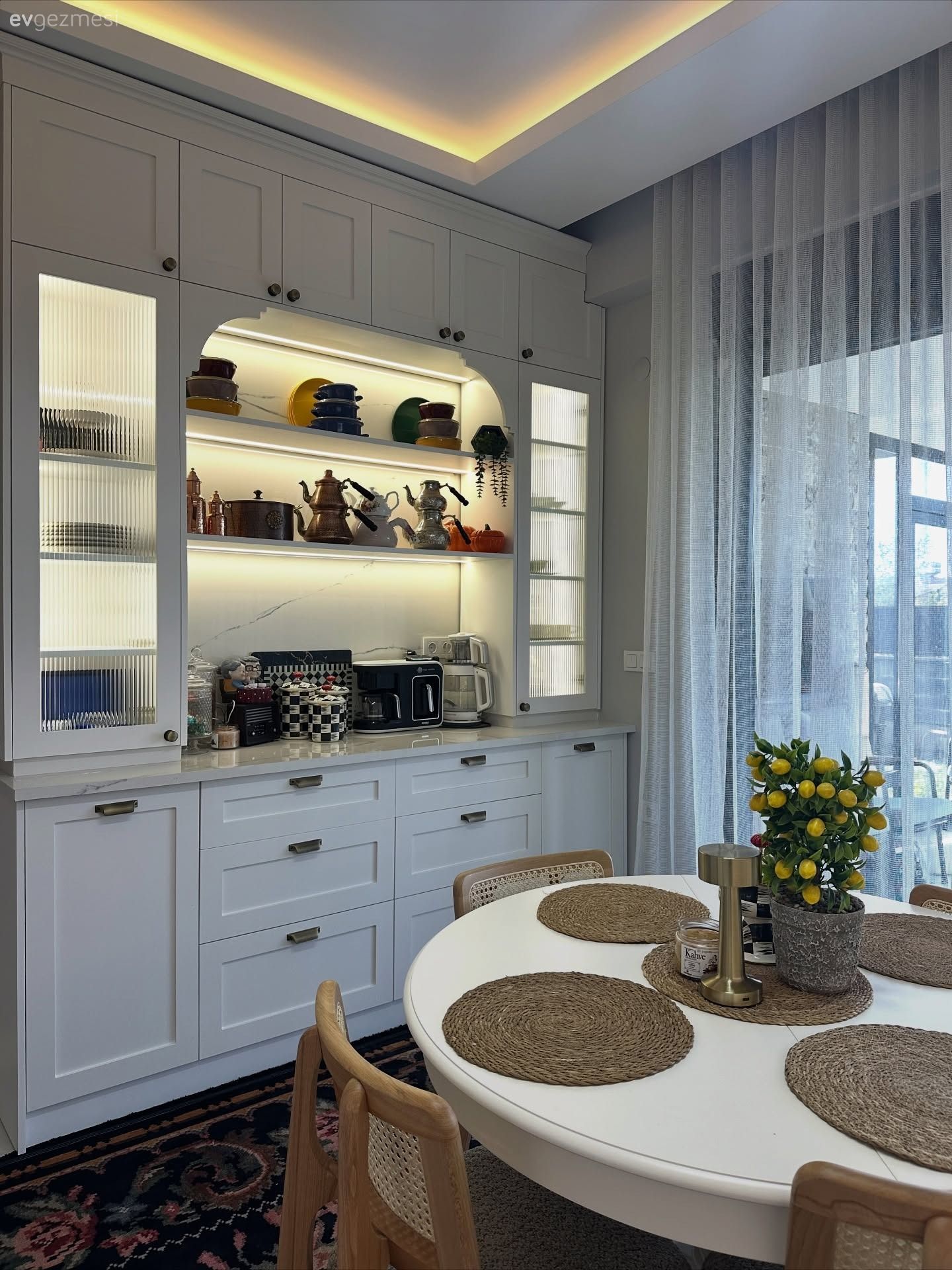 Beyaz, Tül perde, Perde, Mutfak perdesi, Kahve köşesi, Led aydınlatma, Aydınlatma, Mutfak masası, Mutfak sandalyesi, Mutfak halısı, Mutfak, Mutfak aksesuarları, Cam kapaklı dolap