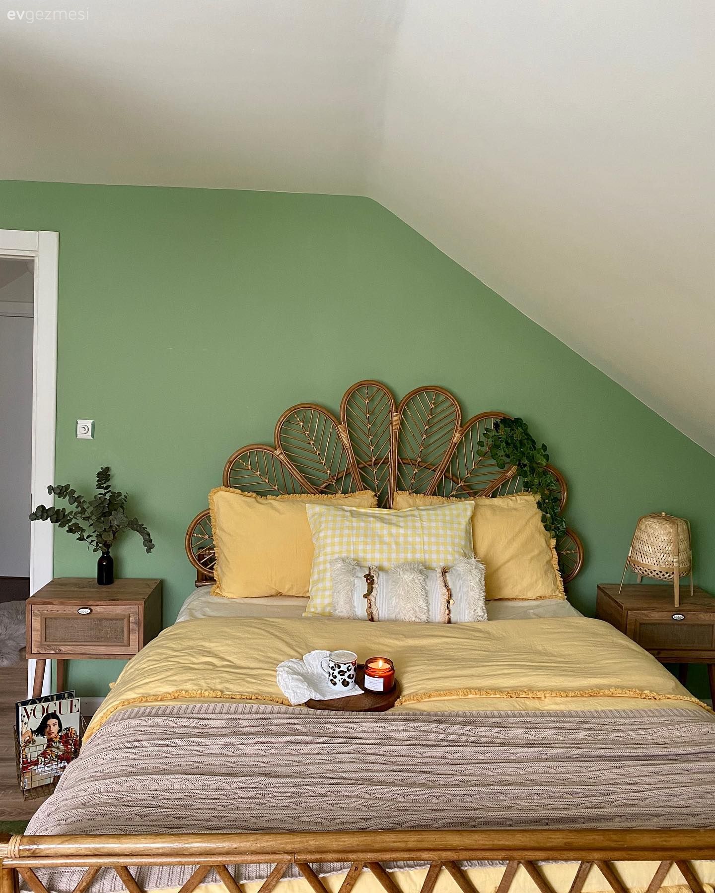 Yatak Odası, Bohem Dekorasyon, Yatak başlığı, Hasır, Sarı, Komodin, Yatak örtüsü, Kırlent, Ev tekstili, Yeşil duvar, Yatak odası duvar dekorasyonu