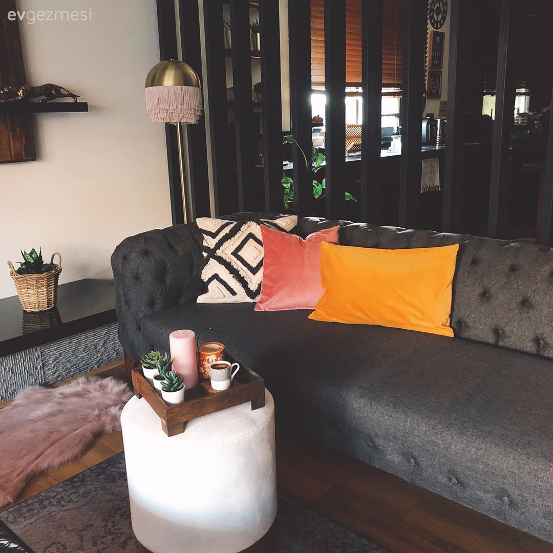 Modern chesterfield, Gri, Sarı, Beyaz, Kırlent, Ev tekstili, Puf, Ahşap panel, Lambader, Aydınlatma