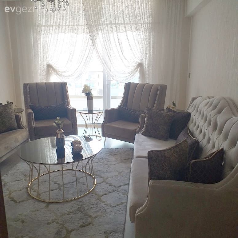 Oturma Odası, Krem, Kahverengi, Altın, Orta sehpa, Sehpa, Metal ayaklı sehpa, Koltuk takımı, Tv ünitesi, Sehpa üstü aksesuarı, Ev Aksesuar, Berjer, Kruvaze perde, Perde