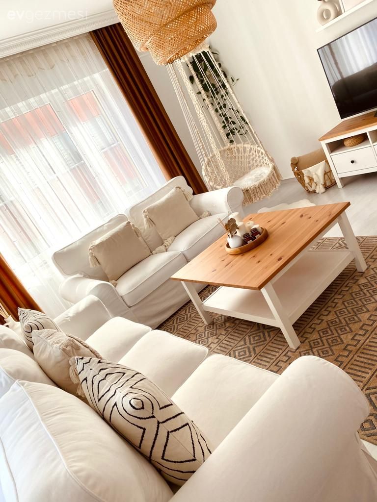 Salon, Bohem Dekorasyon, Beyaz, Turuncu, Ahşap Mobilya, Koltuk takımı, Fon perde, Perde, Tül perde, Hasır, Kırlent, Ev tekstili, Geometrik desen, Desenler, Orta sehpa, Sehpa, Kilim, Halı, Hasır puf, Bej, Krem, Kahverengi, Salıncak, Pampas otu, Tv ünitesi, Tv ünitesi aksesuarları, Ev Aksesuar, Hasır avize