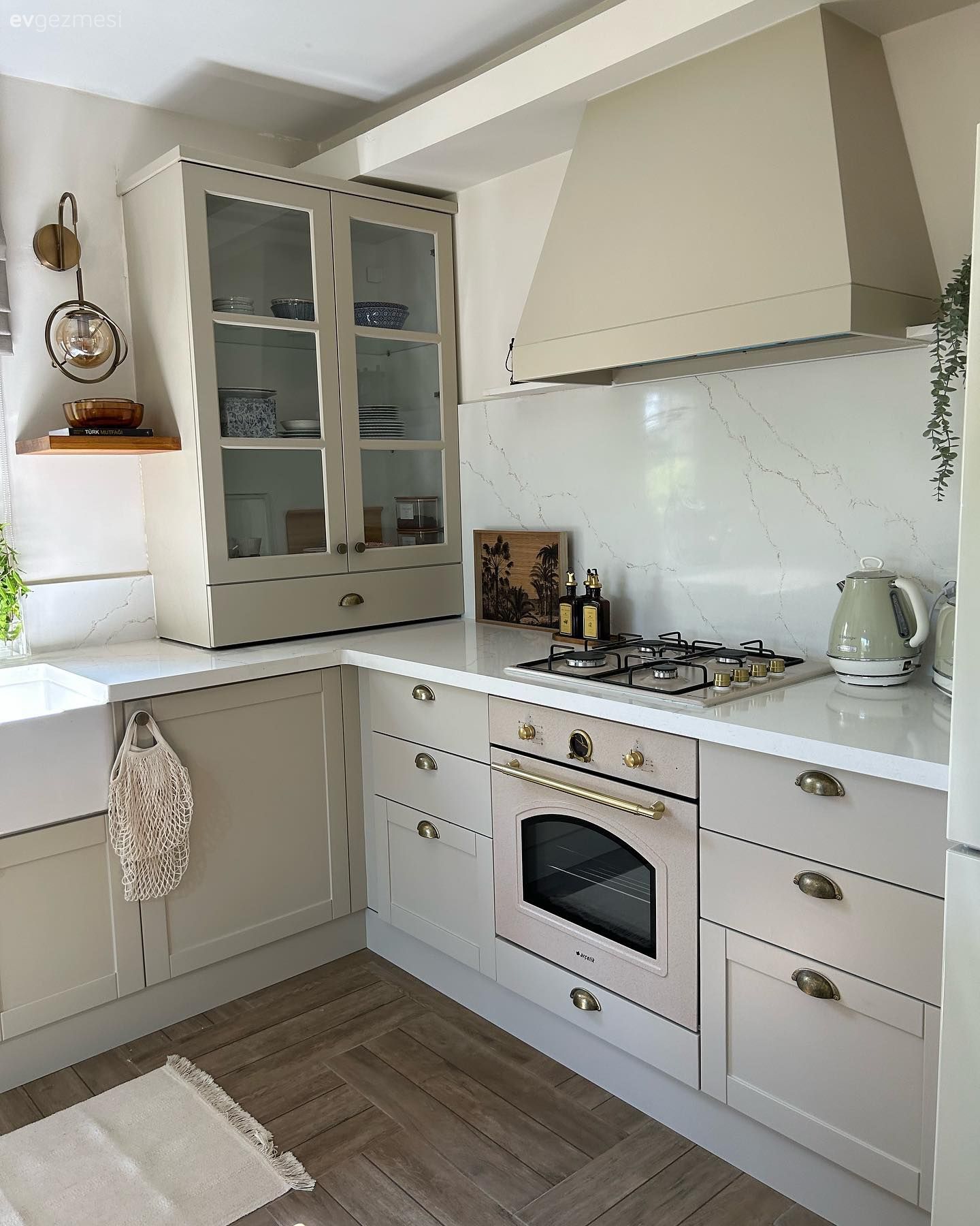 Mutfak, Vizon, Beyaz, Mutfak tezgahı, Mutfak tezgah arası, Porselen tezgah, Ankastre, Davlumbaz, Aplik, Aydınlatma, Duvar rafı, Duvar dekorasyonu, Parke, Pencere önü eviye, Eviye , Mutfak aksesuarları