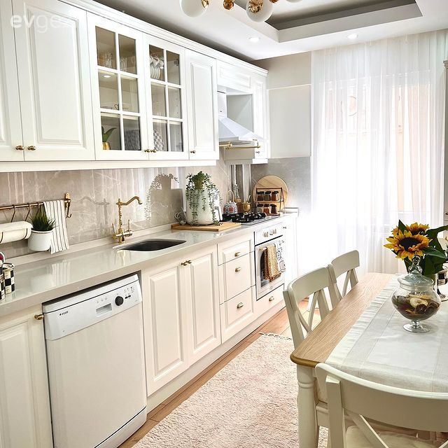 Mutfak, Beyaz mutfak, Beyaz, Shaker kapaklı dolaplar, Krem, Beyaz ve ahşap mutfak, Mutfak tezgahı, Mutfak tezgah arası, Tezgah arası seramik, Mutfak aksesuarları, Sandalye, Mutfak masası, Mutfak perdesi