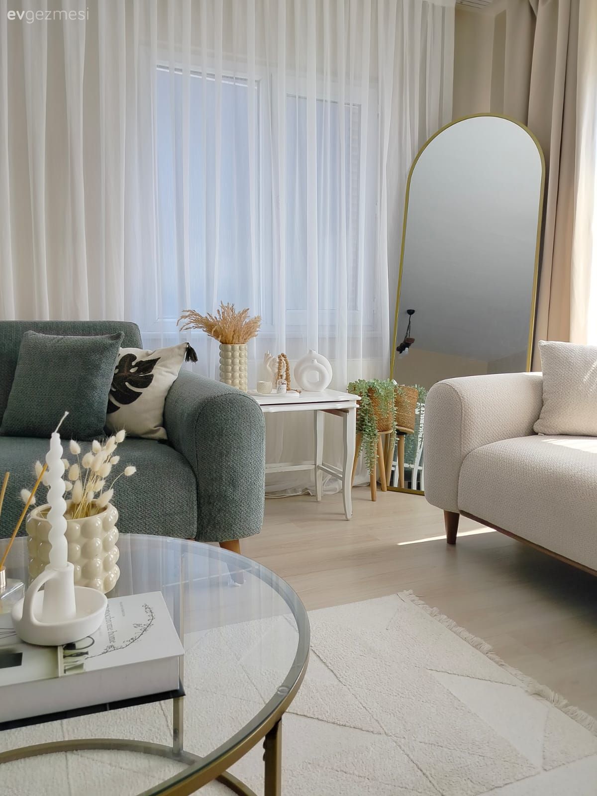 Krem, Bej, Beyaz, Modern, Fon perde, Perde, Tül perde, Koltuk takımı, Yan sehpa, Sehpa, Halı, Salon halısı, Orta sehpa, Cam orta sehpa, Dekoratif Objeler, Kırlent, Ev tekstili