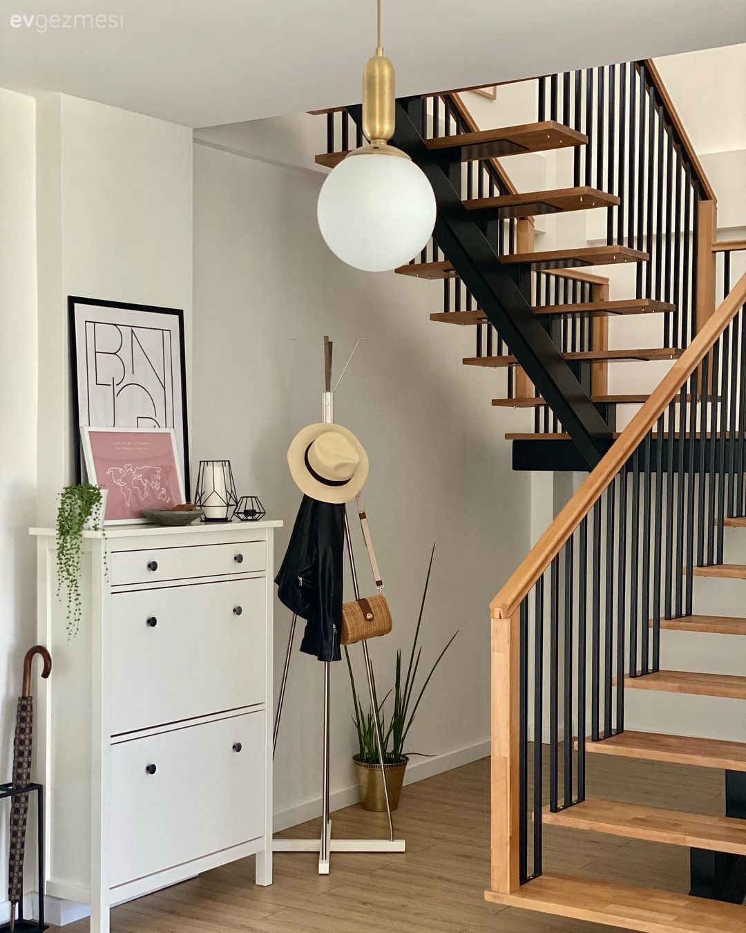 Antre, Beyaz, Dresuar, Tablo, Duvar dekorasyonu, Merdiven, Dubleks evler, Avize, Aydınlatma, Parke