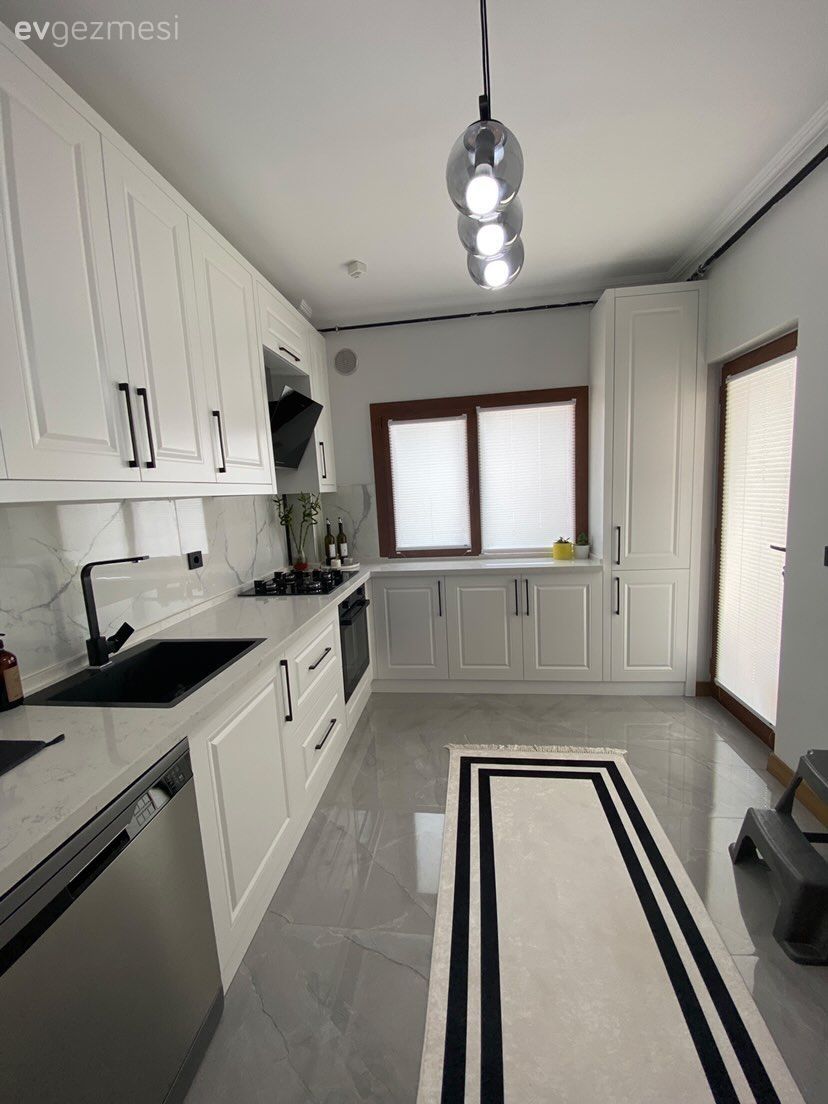 Mutfak, Beyaz, Siyah, Mutfak tezgahı, Mutfak tezgah arası, Tezgah arası seramik, Mutfak Avize Modelleri, Mutfak halısı, Çizgili desen, Desenler, Ankastre, Mutfak zemin seramikleri