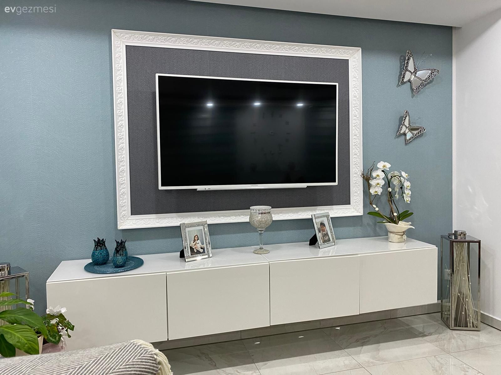 Mavi duvar, Tv ünitesi, Tv ünitesi aksesuarları, Ev Aksesuar, Beyaz, Gri, Siyah, Dekoratif Objeler, Duvar dekorasyonu, Fener, Ev bitkisi