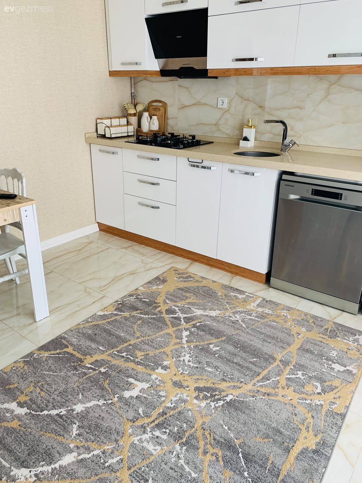 Mutfak, İskandinav, Beyaz ve ahşap mutfak, Mutfak tezgahı, Mutfak tezgah arası, Tezgah arası seramik, Sandalye, Mutfak masası, Mutfak halısı, Davlumbaz, Gri