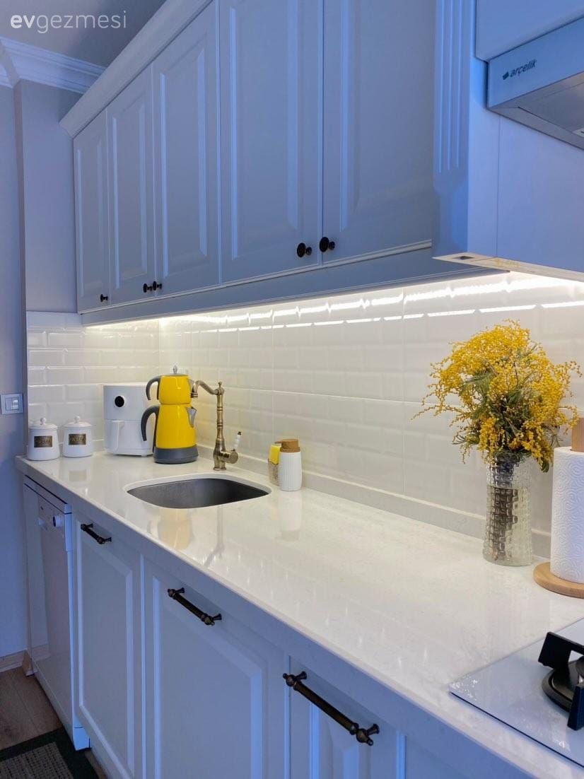 Beyaz, Shaker kapaklı dolaplar, Mutfak, Mutfak tezgahı, Mutfak tezgah arası, Tezgah arası seramik, Mutfak aksesuarları