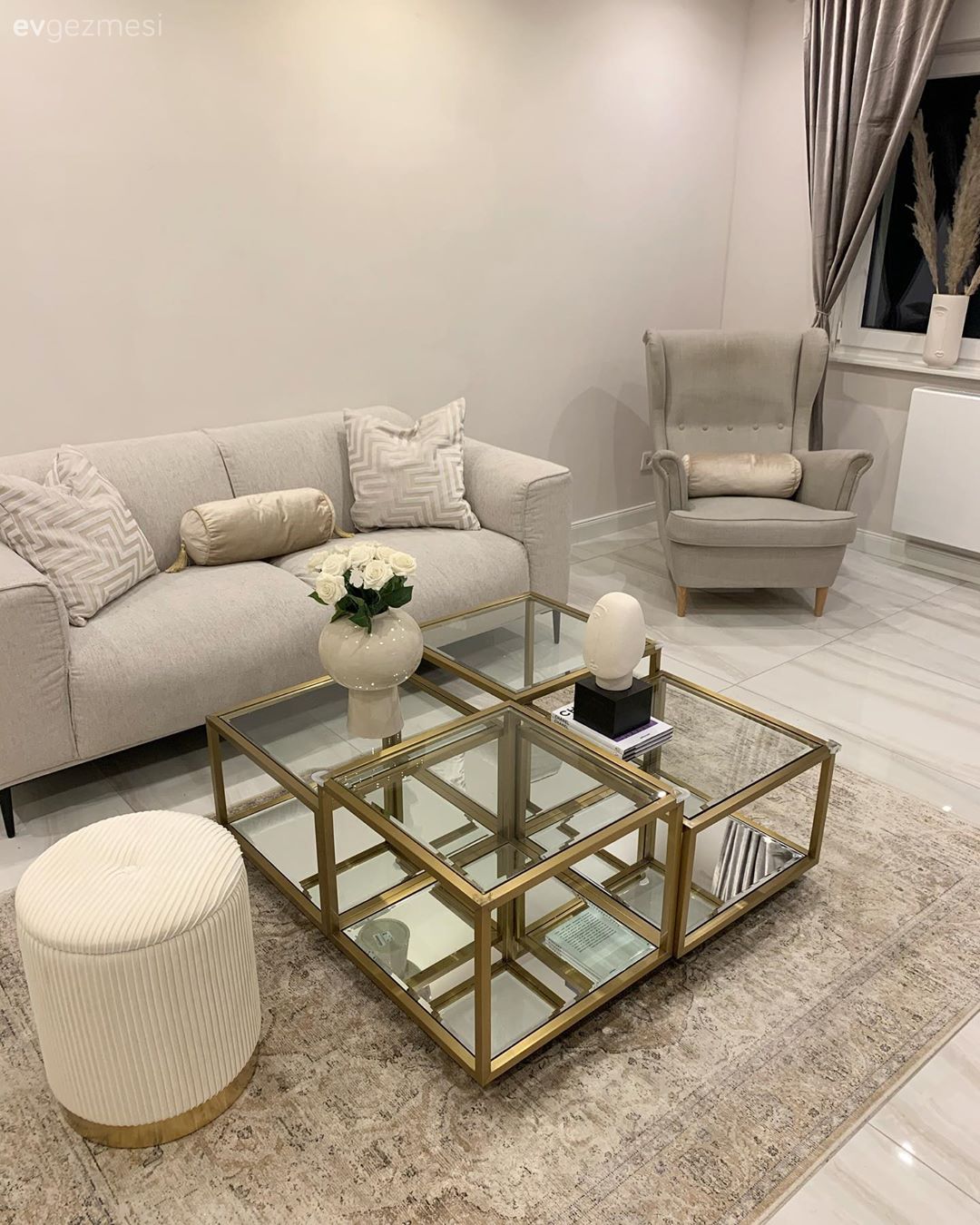 Salon, Modern klasik, Bej, Beyaz, Altın, Vizon, Fon perde, Perde, Koltuk takımı, Berjer, Orta sehpa, Sehpa, Halı, Salon halısı, Sehpa üstü aksesuarı, Ev Aksesuar, Tv ünitesi, Spot aydınlatma, Aydınlatma, Puf