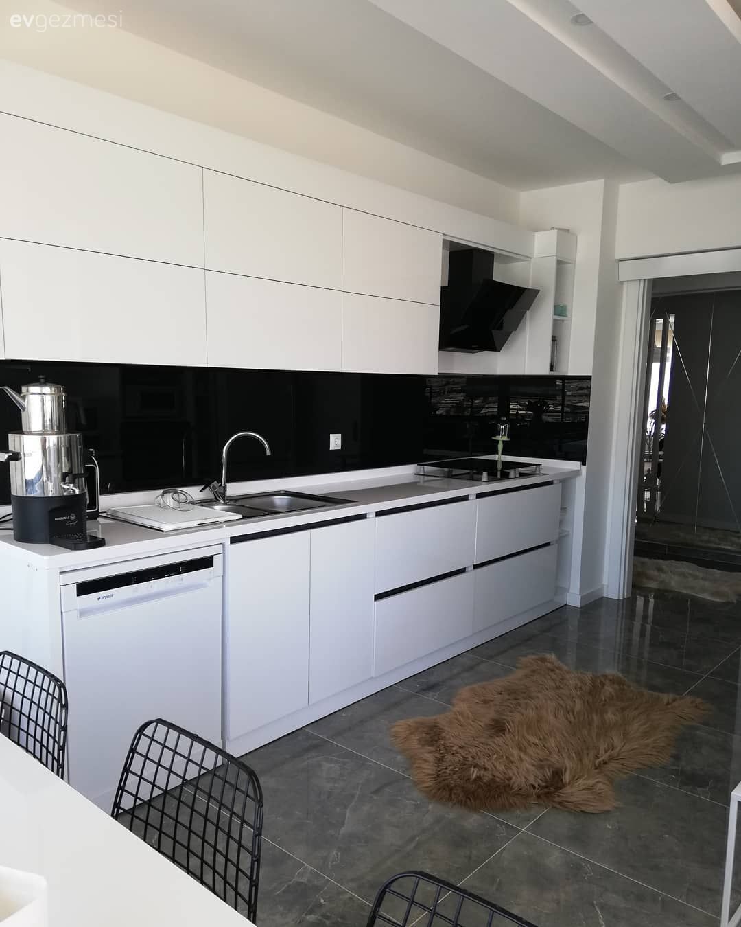 Mutfak, Beyaz mutfak, Siyah, Mutfak tezgahı, Mutfak tezgah arası, Kulpsuz mutfak dolabı, Davlumbaz, Ankastre, Mutfak zemin seramikleri, Post halı, Halı, Modern mutfak