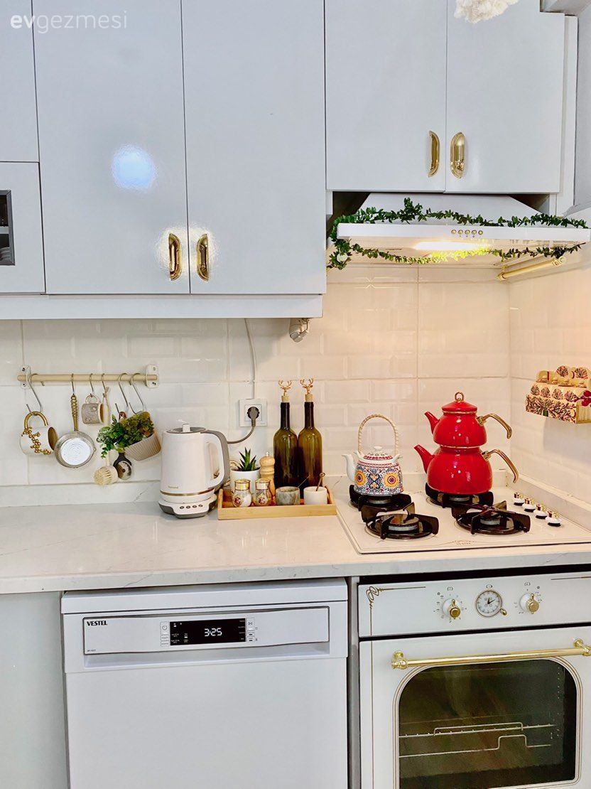 Mutfak, Beyaz, Altın, Mutfak tezgahı, Mutfak tezgah arası, Tezgah arası seramik, Metro seramik, Seramik, Mutfak aksesuarları, Ankastre, Davlumbaz