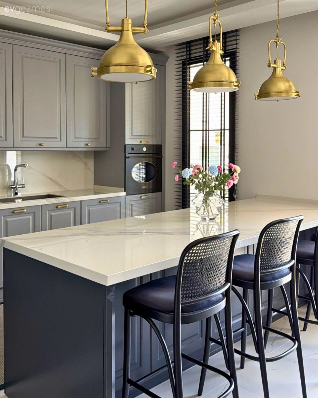 Bu İzmir Mutfağında Modern Tarza Shaker Kapaklarla Samimiyet Eklenmiş