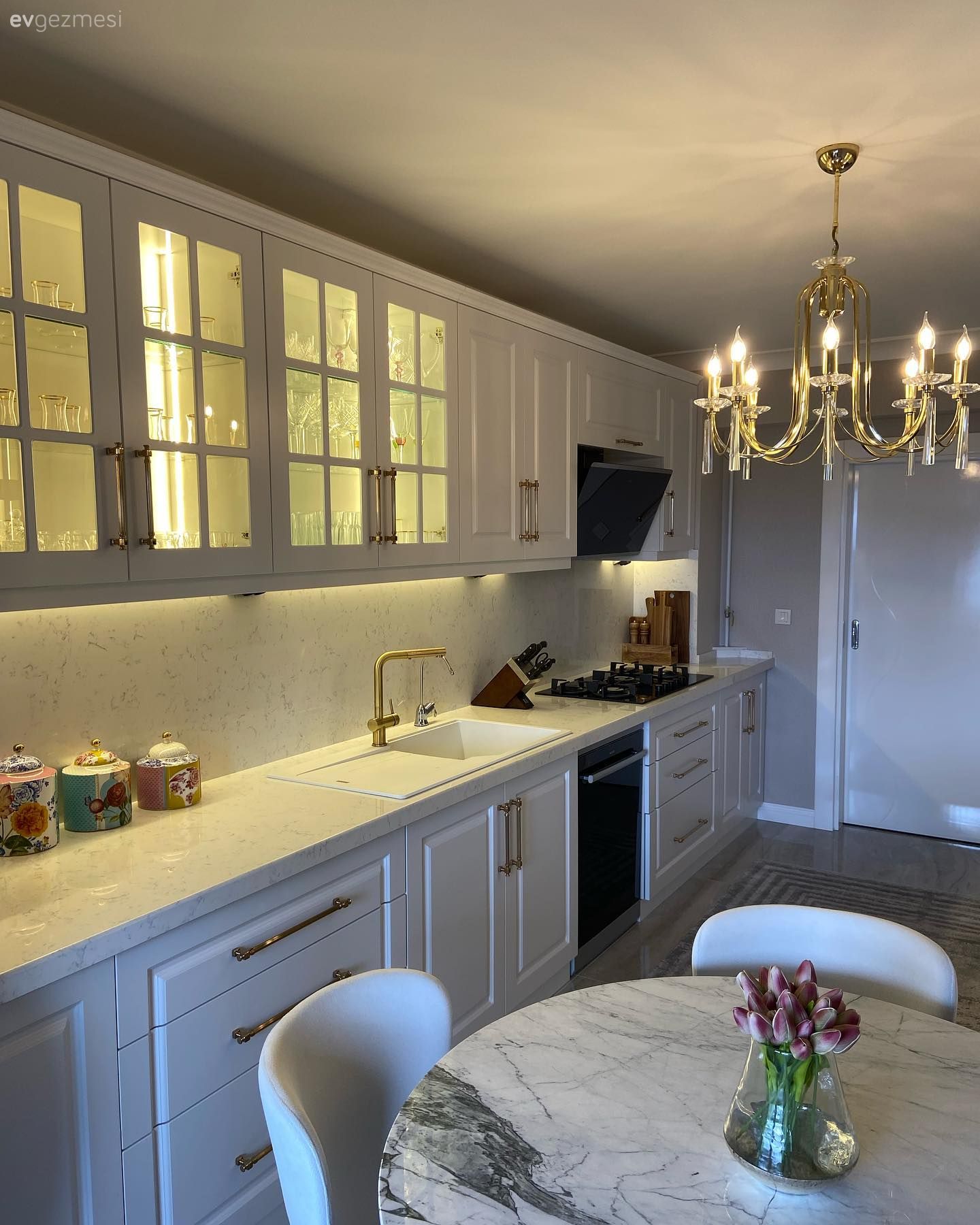 Mutfak, Beyaz, Siyah, Altın, Mutfak Avize Modelleri, Mutfak tezgahı, Mutfak tezgah arası, Ankastre, Mutfak aksesuarları, Sandalye, Mutfak masası