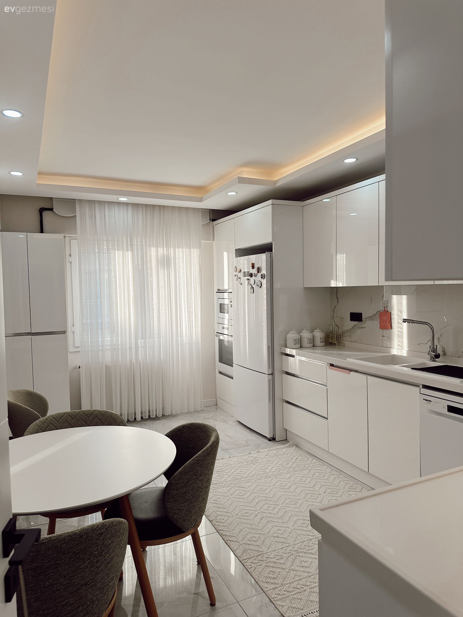 Mutfak, Beyaz, Vizon, Kulpsuz mutfak dolabı, Mutfak tezgahı, Mutfak tezgah arası, Davlumbaz, Mutfak aksesuarları, Spot aydınlatma, Aydınlatma, Led aydınlatma, Sandalye, Mutfak masası, Mutfak tülü, Mutfak perdesi