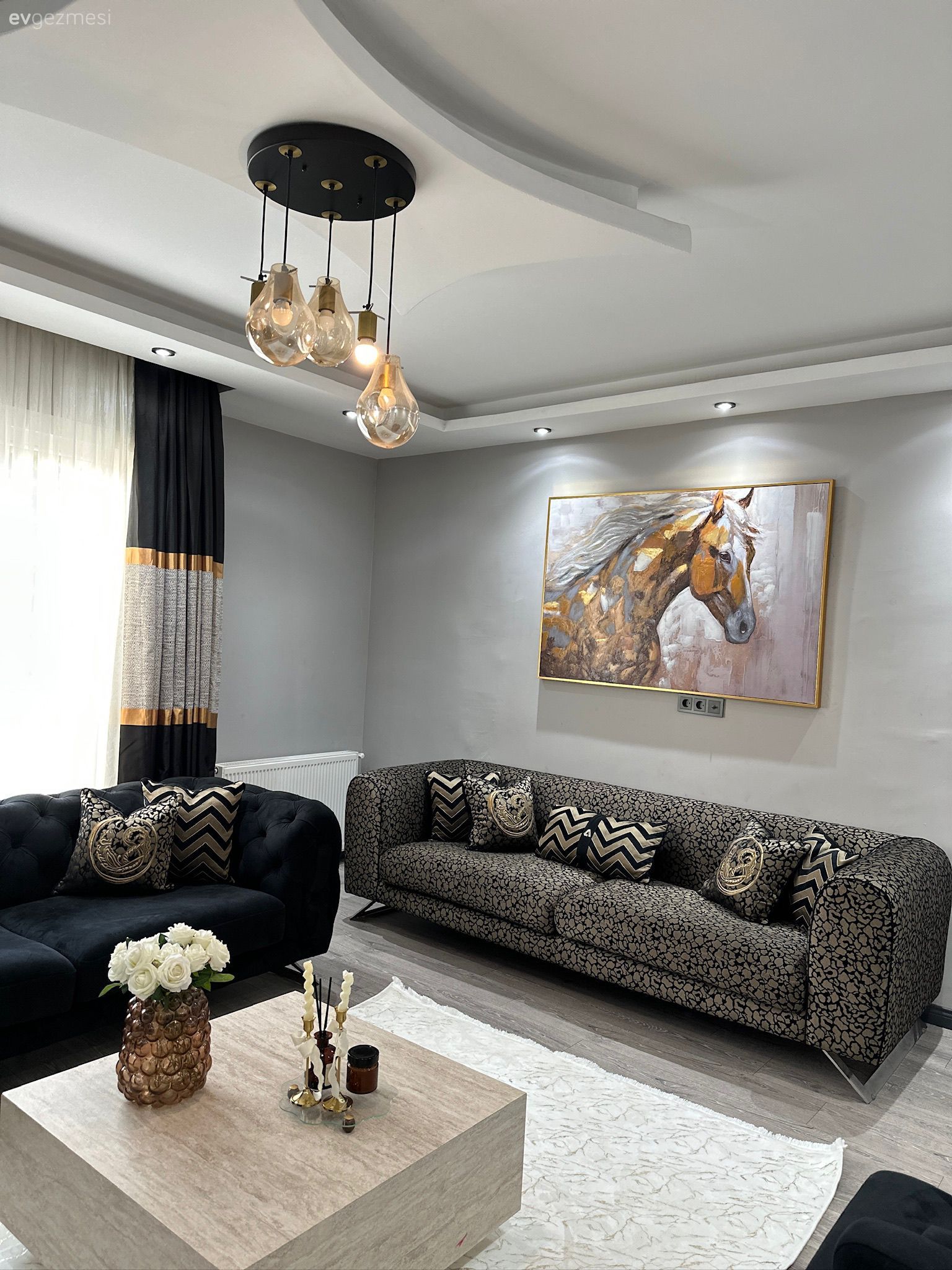 Oturma Odası, Modern klasik, Antrasit  , Gri, Füme, Koltuk takımı, Tablo, Duvar dekorasyonu, Halı, Salon halısı, Orta sehpa, Sehpa, Avize, Aydınlatma, Spot aydınlatma, Kırlent, Ev tekstili, Fon perde, Perde, Tül perde, Dekoratif Objeler