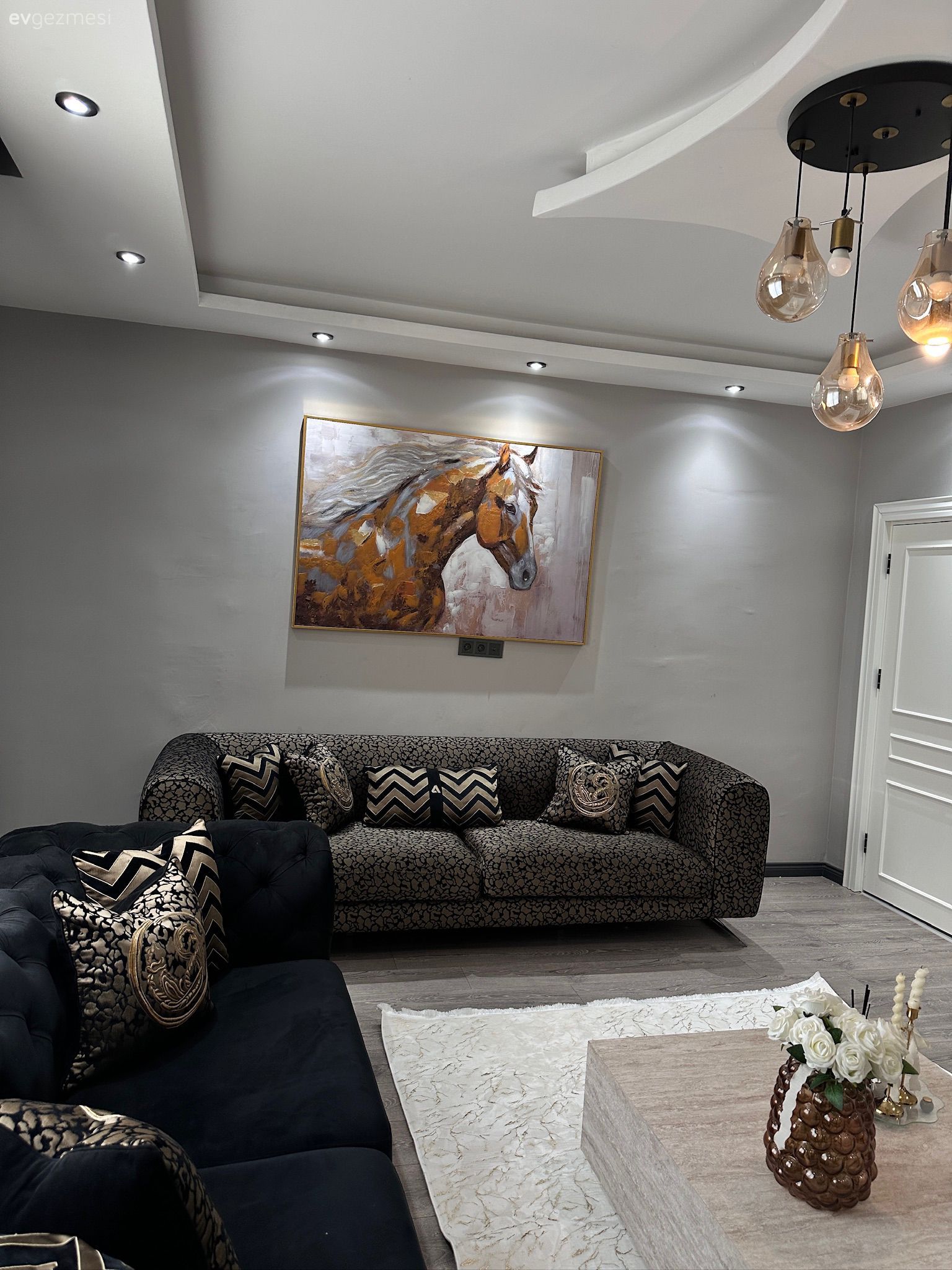 Oturma Odası, Modern klasik, Antrasit  , Gri, Füme, Koltuk takımı, Tablo, Duvar dekorasyonu, Halı, Salon halısı, Orta sehpa, Sehpa, Avize, Aydınlatma, Spot aydınlatma, Kırlent, Ev tekstili