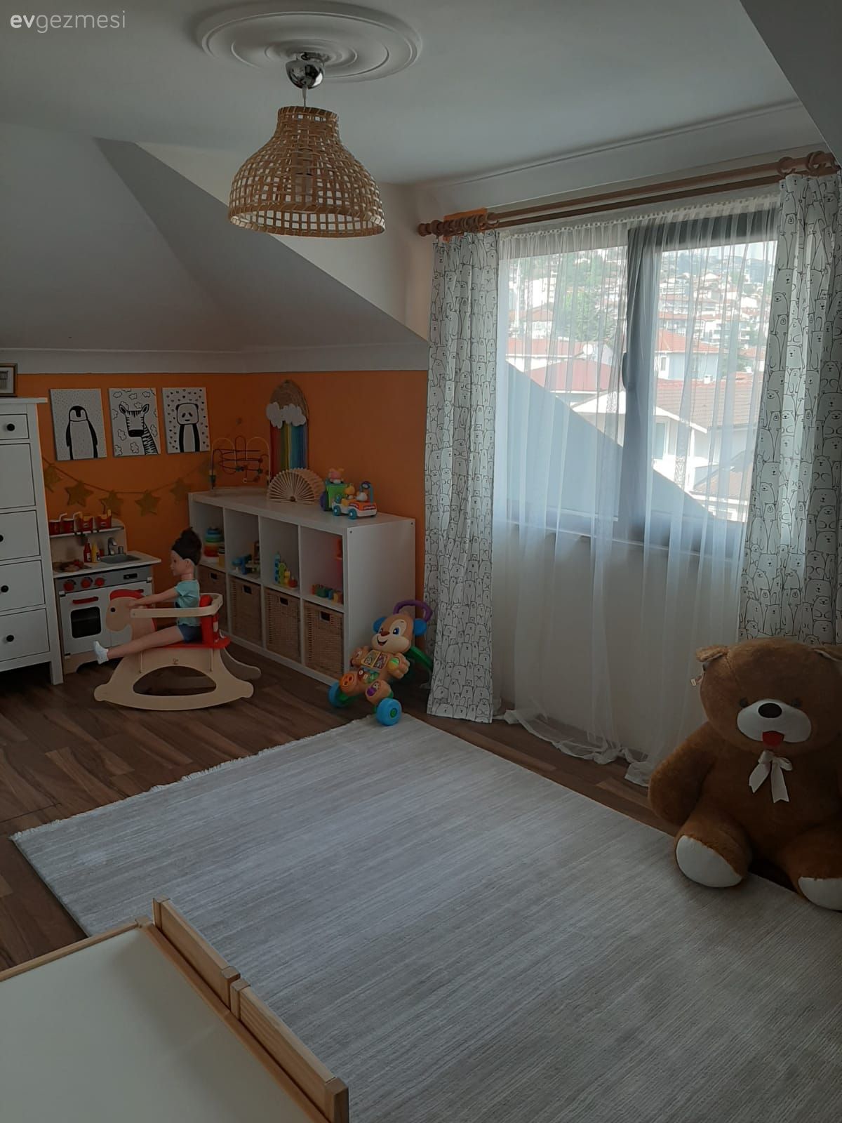 Çocuk Odası, Beyaz, Turuncu, Kitaplık, Hasır avize, Tül perde, Perde, Halı, Çocuk odası halısı