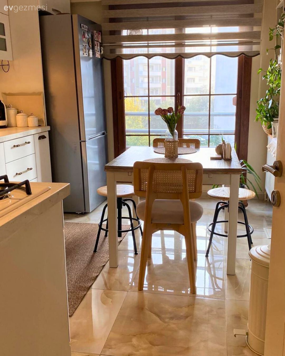 Mutfak, Beyaz ve ahşap mutfak, Mutfak tezgahı, Mutfak masası, Mutfak sandalyesi, Mutfak halısı, Mutfak perdesi