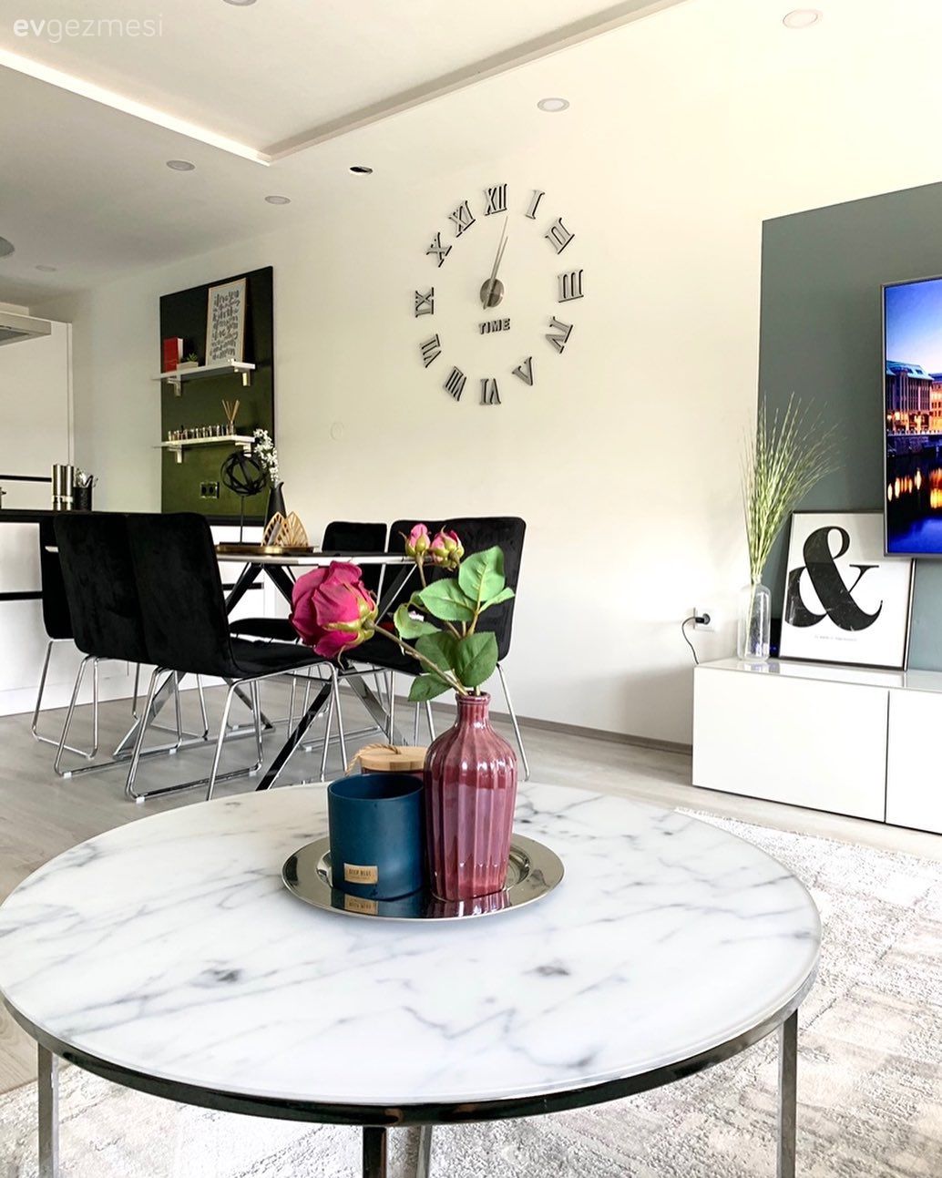 Modern, Gri duvar, Tv ünitesi, Tv ünitesi aksesuarları, Ev Aksesuar, Orta sehpa, Sehpa, Metal ayaklı sehpa, Yemek masası, Sandalye, Metal duvar saati, Sehpa üstü aksesuarı, Siyah, Beyaz