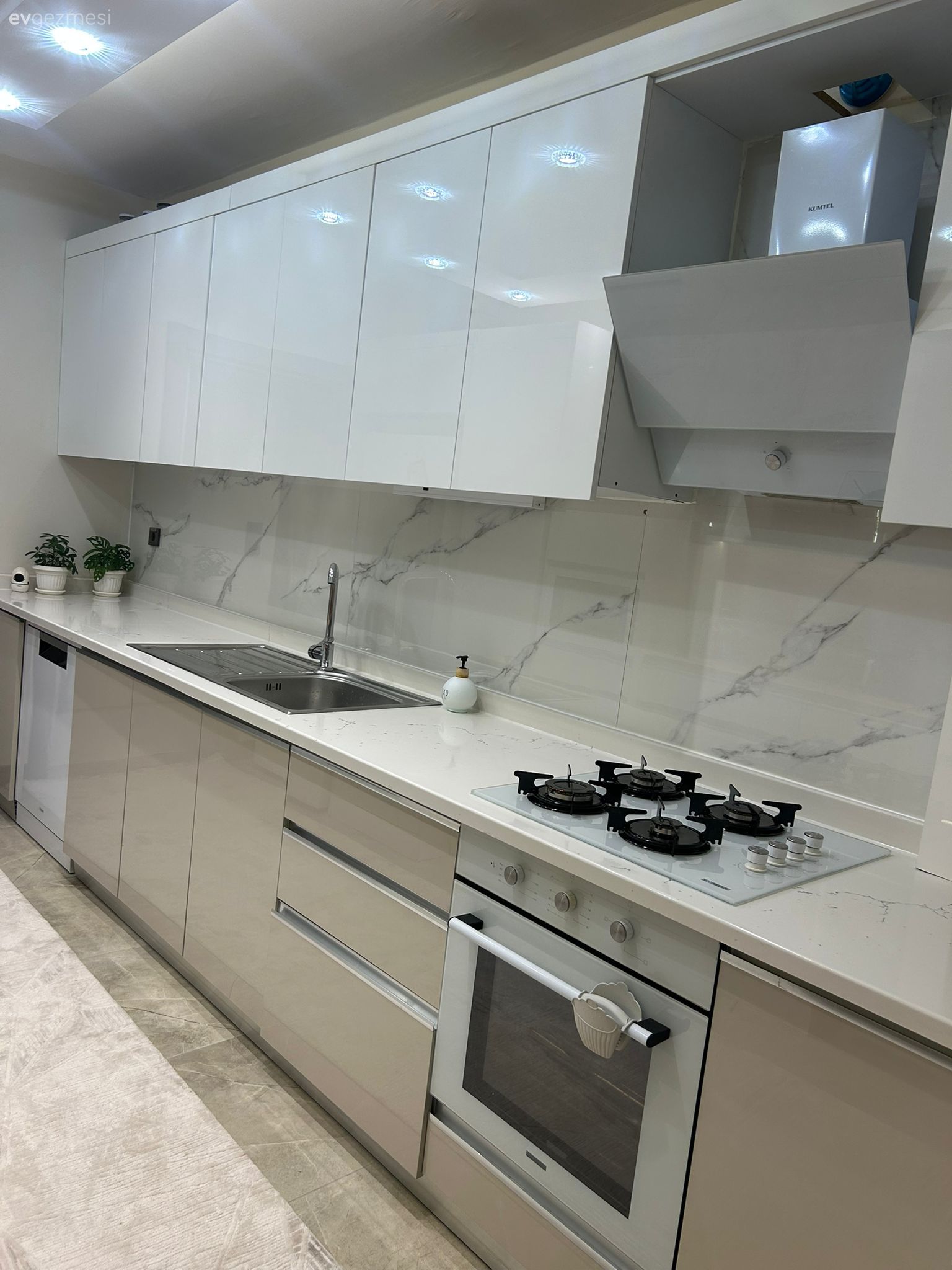 Mutfak, Koridor tipi mutfak, Krem, Bej, Beyaz, Mutfak tezgahı, Mutfak tezgah arası, Mutfak aksesuarları, Mutfak halısı, Ankastre, Spot aydınlatma, Aydınlatma, Eviye , Mutfak bataryası, Davlumbaz