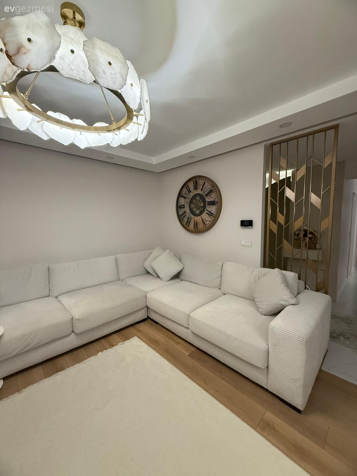 Penceresi Bol Bu Evde Sadelik ve Işıltıya Eşit Oranda Yer Var