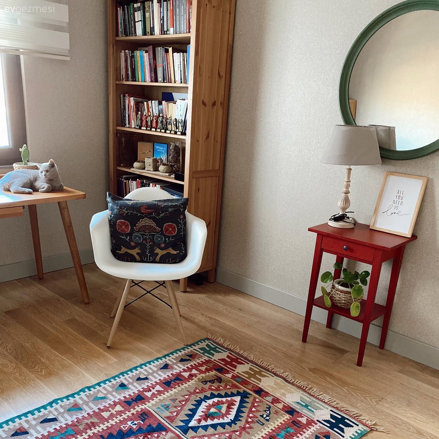 Oturma Odası, Kitaplık, Yuvarlak ayna, Dekoratif ayna, Komodin, Kırmızı, Abajur, Aydınlatma, Kilim, Halı, Sandalye